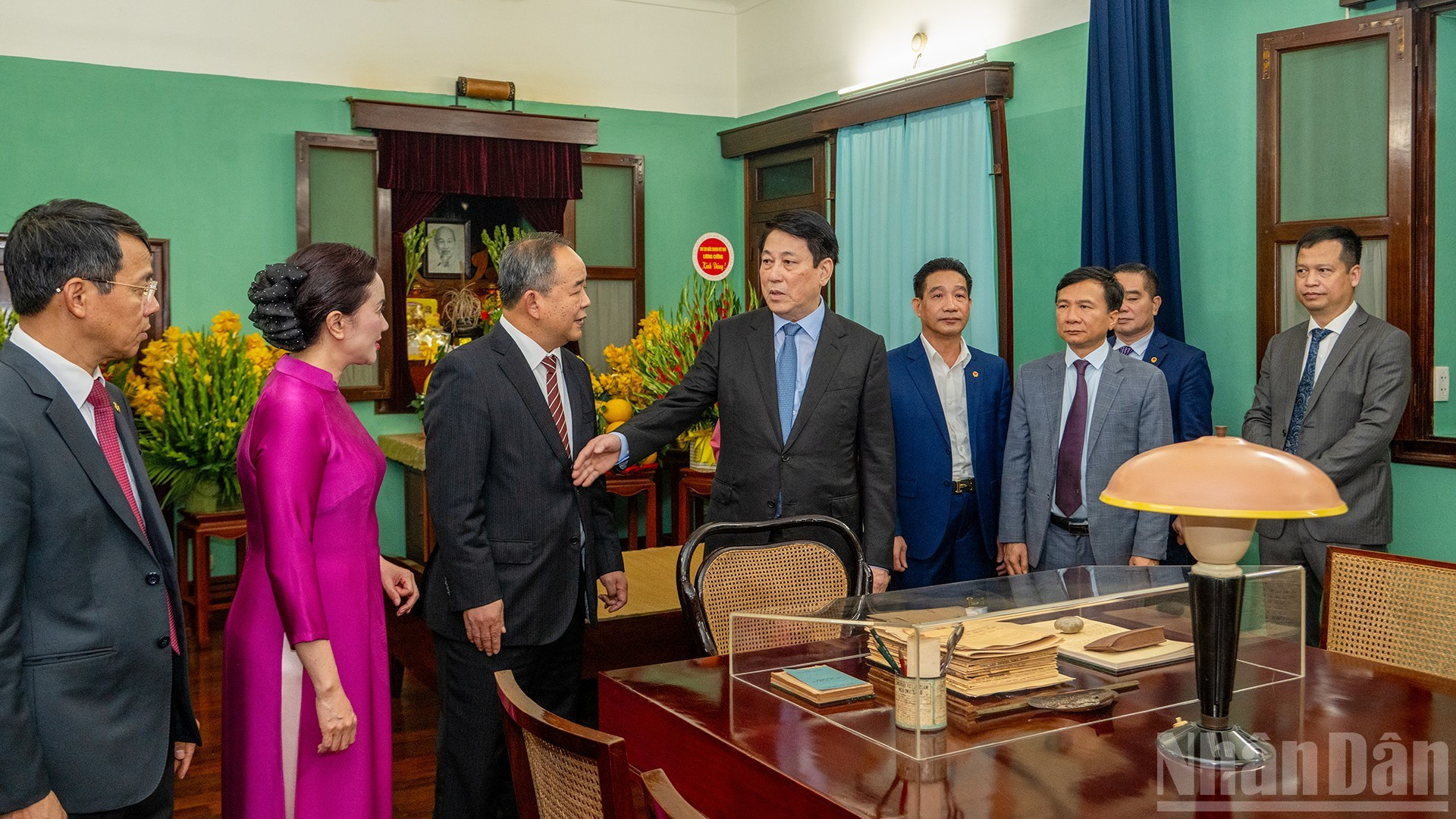 Президент Лыонг Кыонг с сотрудниками Мемориального комплекса Президента Хо Ши Мина при Президентской резиденции и делегатами в Доме № 67.