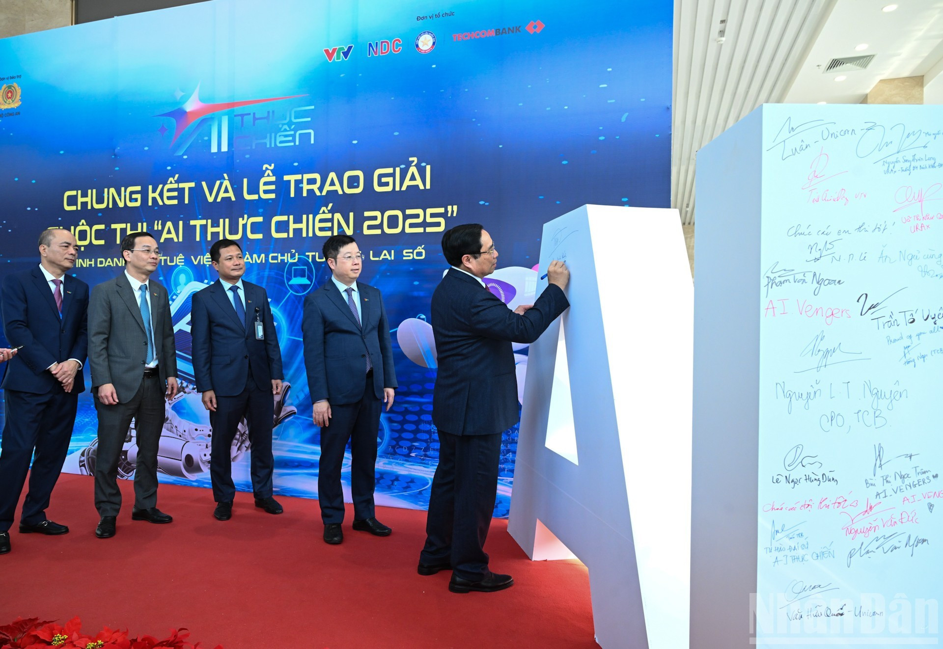 Премьер-министр Фам Минь Тьинь оставляет памятную запись на финальном этапе и церемонии награждения конкурса «Практический ИИ – 2025».