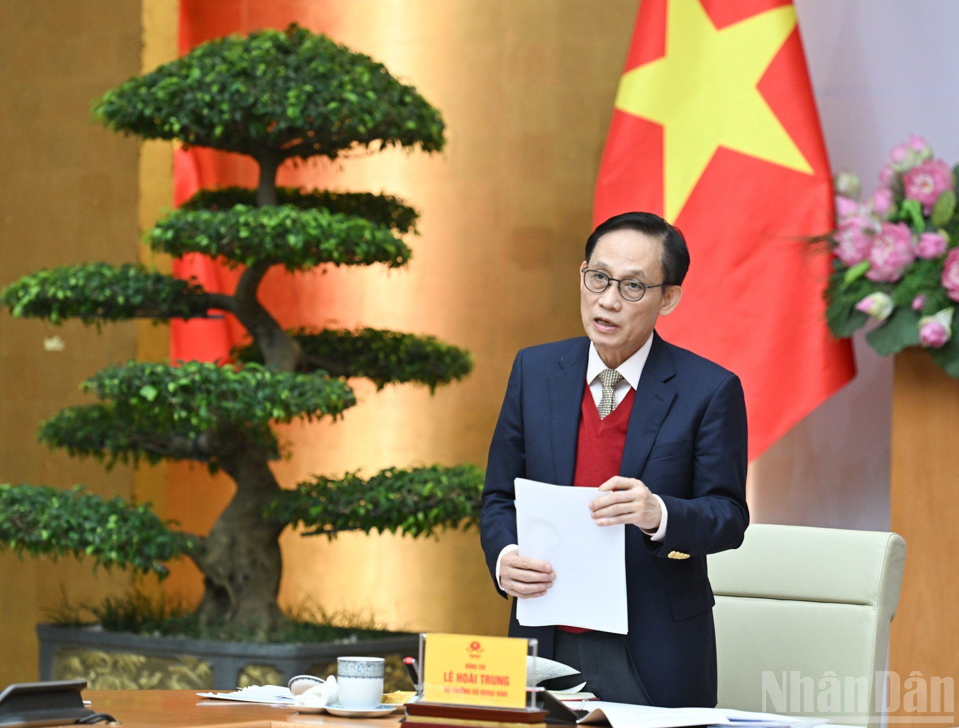 Министр иностранных дел Ле Хоай Чунг выступает на конференции.