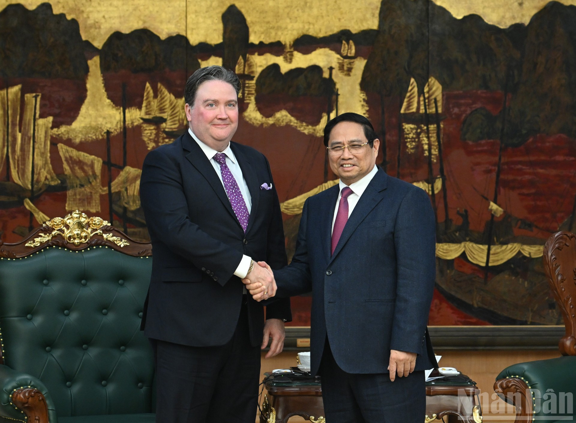 Премьер-министр Фам Минь Тьинь и Посол США Марк Кнаппер.