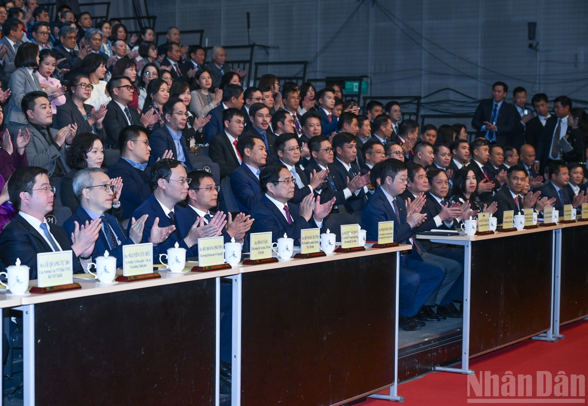 Премьер-министр Фам Минь Тьинь и делегаты на конференции.