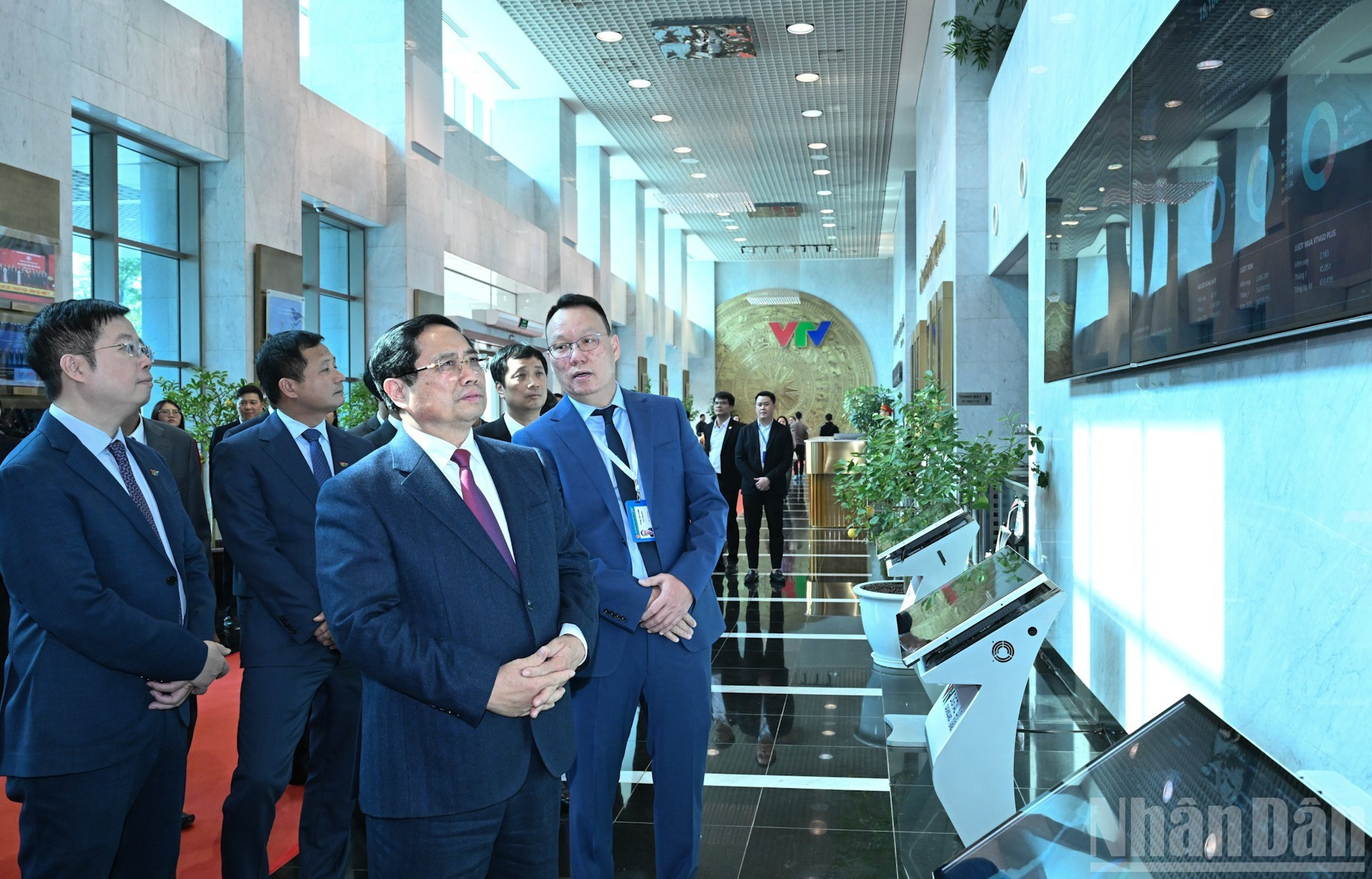 Премьер-министр Фам Минь Тьинь знакомится с системой показателей измерения аудитории VTV – VTV Ratings.