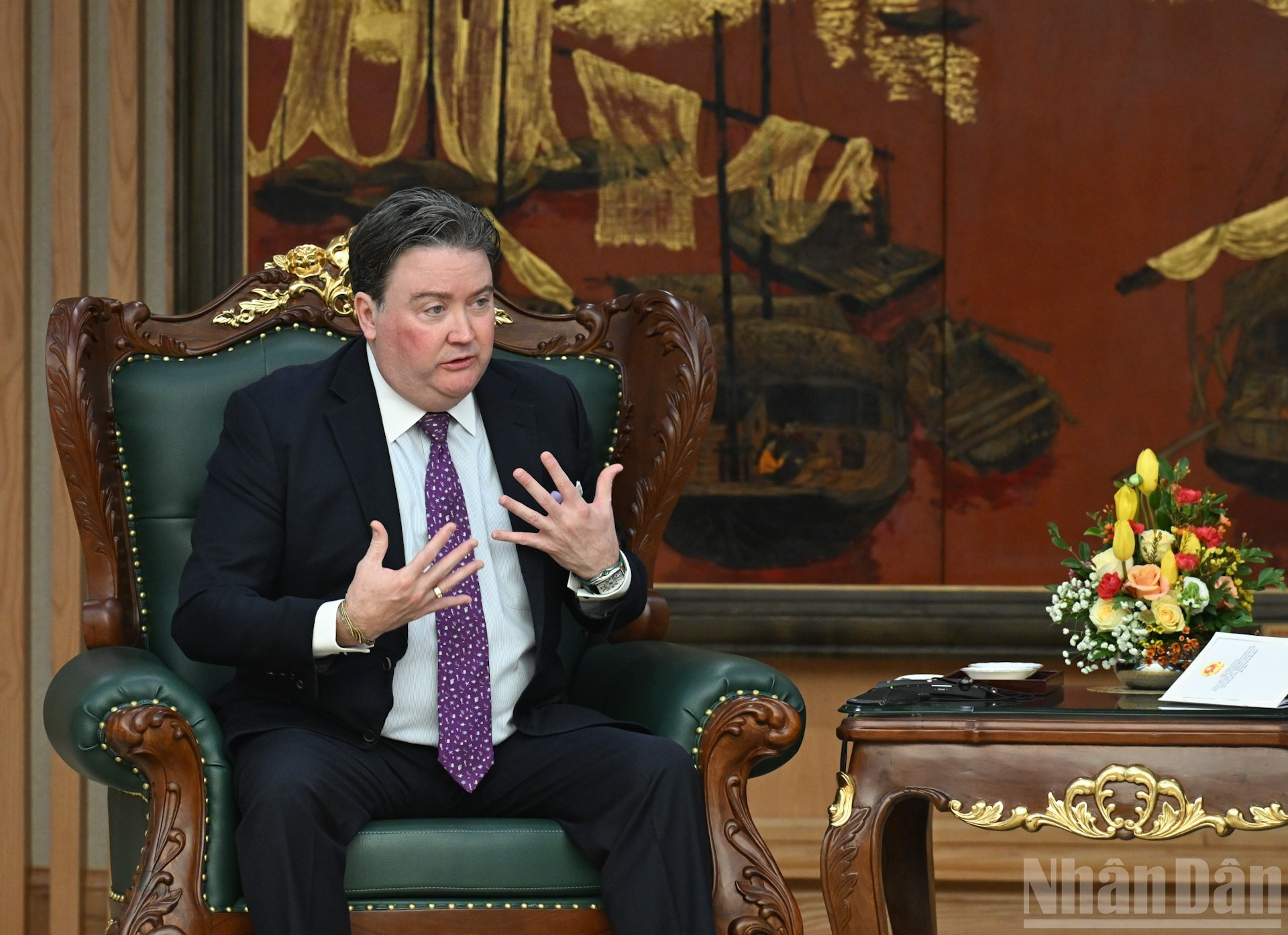 Посол США во Вьетнаме Марк Кнаппер выступает на встрече.