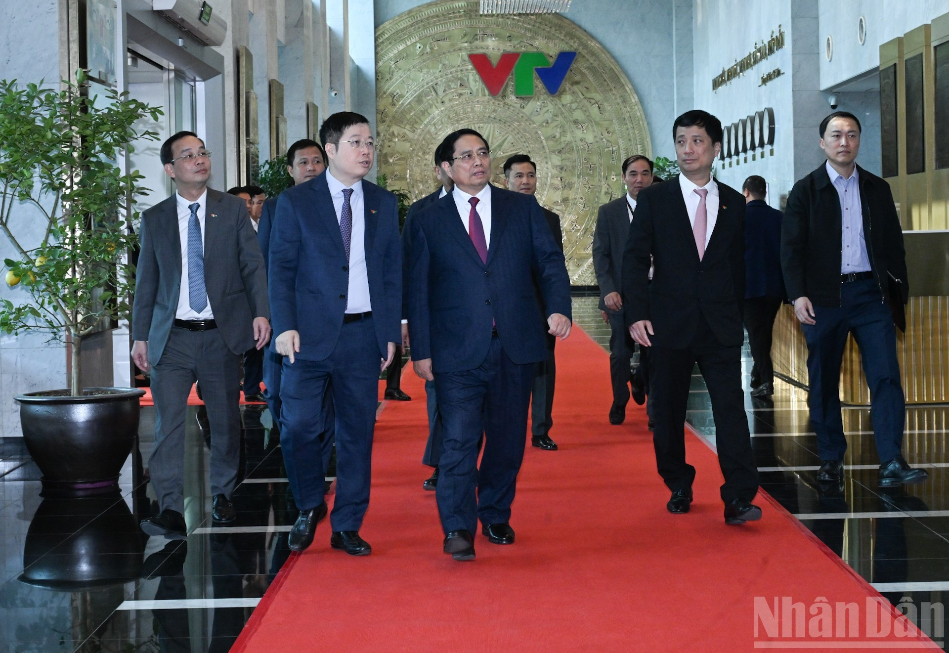 Премьер-министр Фам Минь Тьинь прибывает на конференцию.