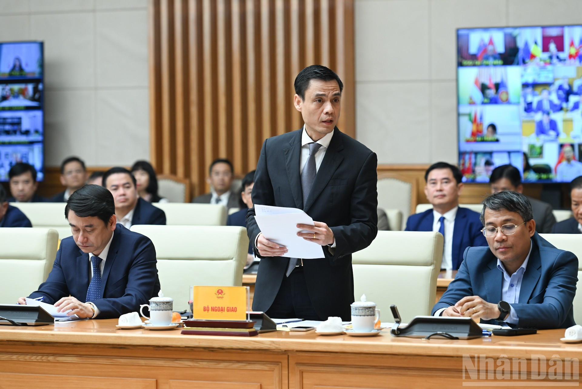 Заместитель министра иностранных дел Данг Хоанг Зянг выступает на мероприятии.