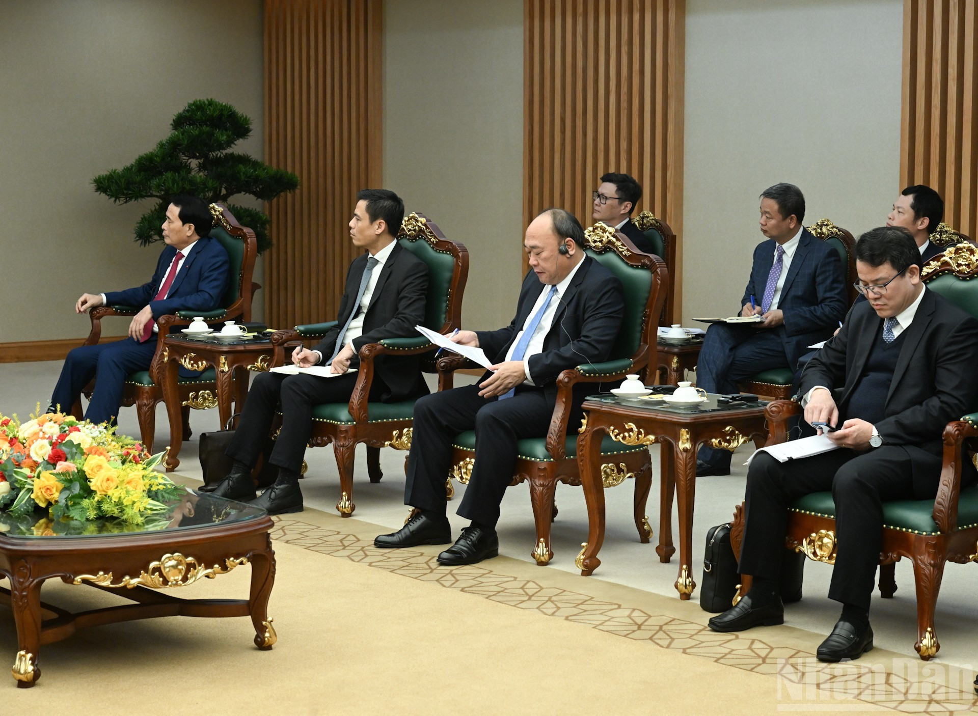 Представители центральных партийных органов, министерств и ведомств Правительства Вьетнама, присутствующие на встрече.