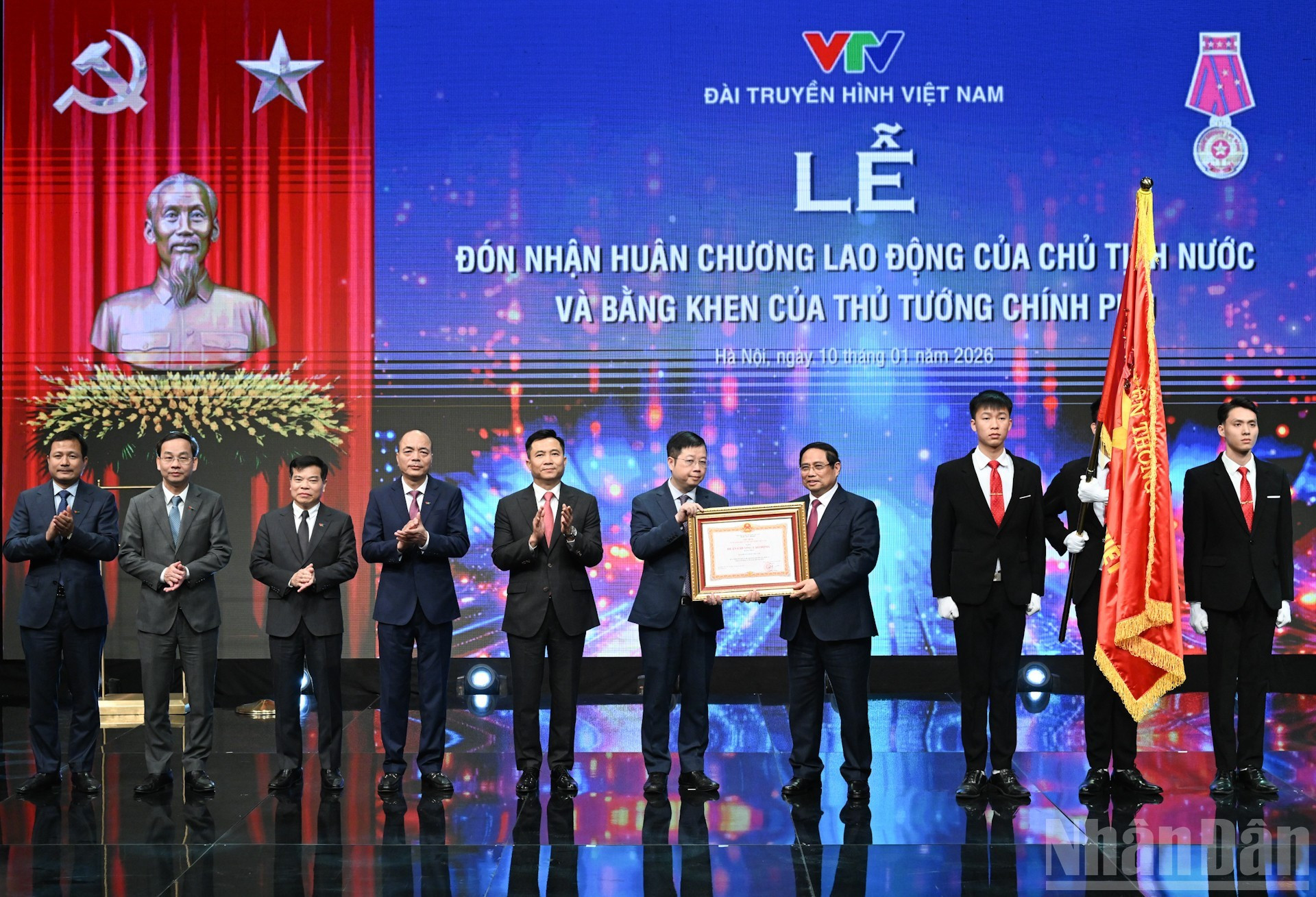 Премьер-министр Фам Минь Тьинь вручает Орден Труда первой степени Вьетнамскому телевидению.