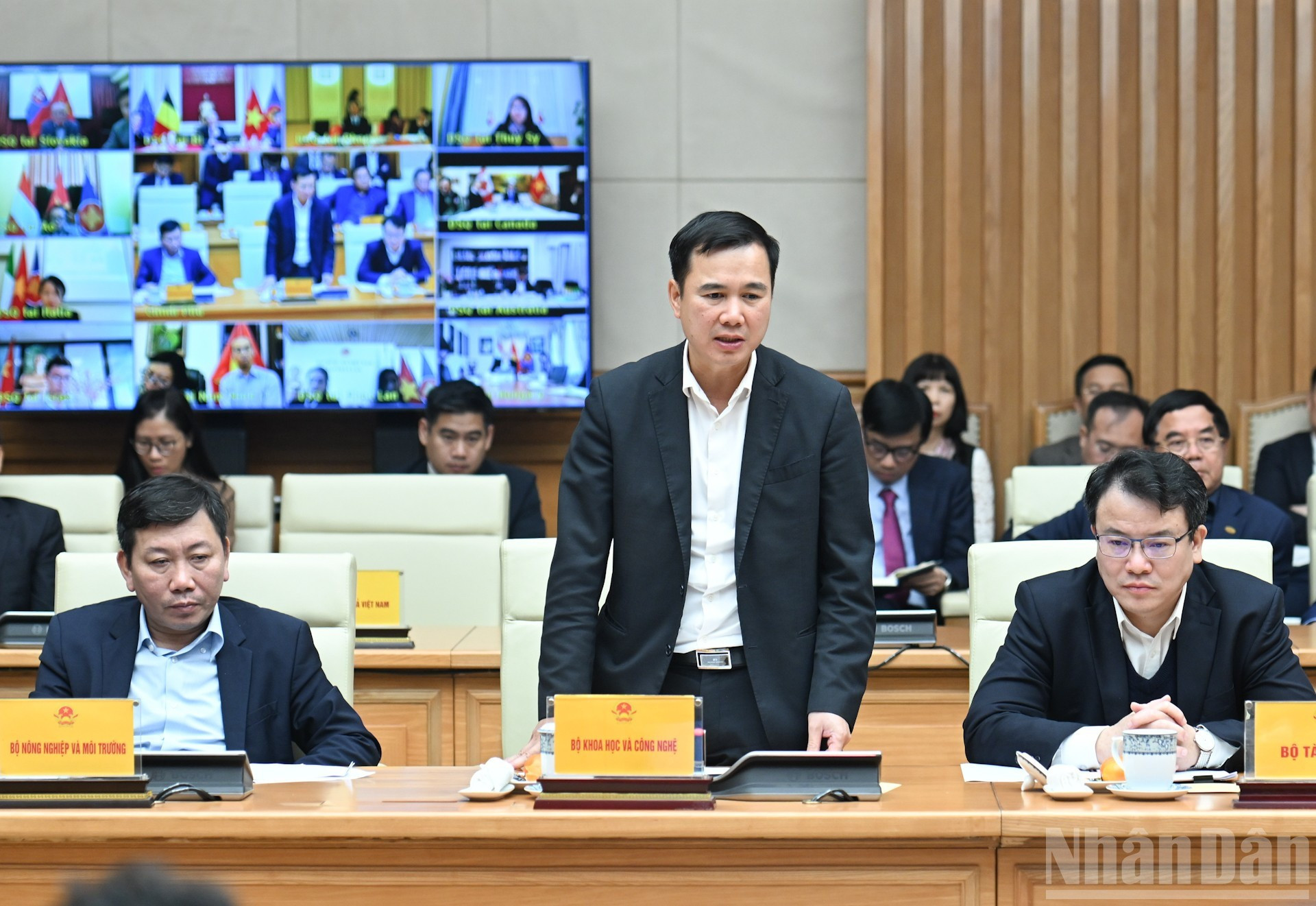 Заместитель министра науки и технологий Буй Тхе Зюи выступает с речью.