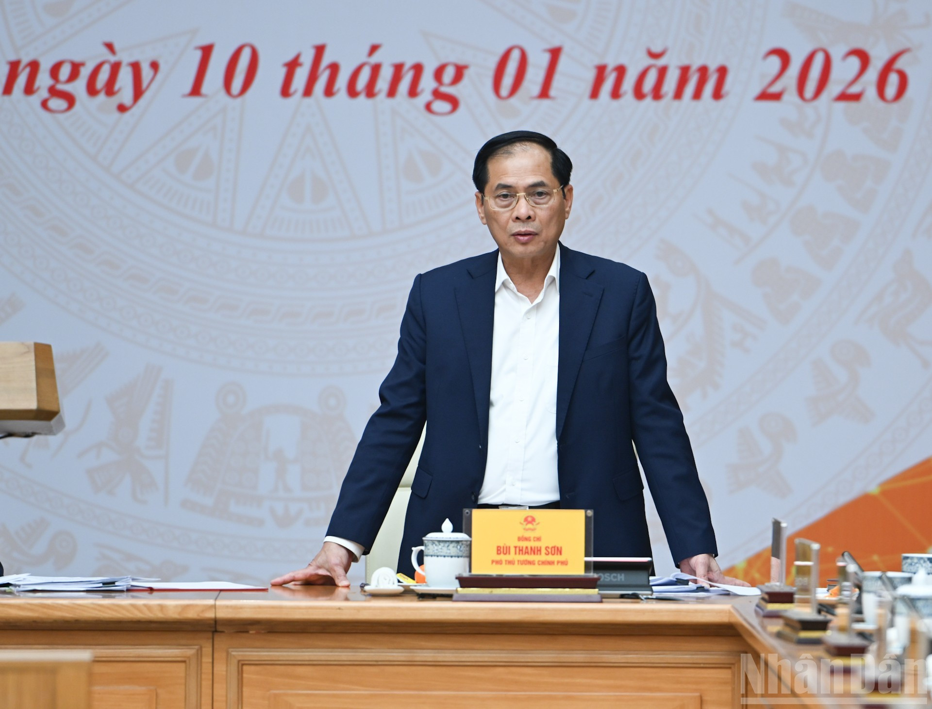 Вице-премьер Буй Тхань Шон выступает на конференции.