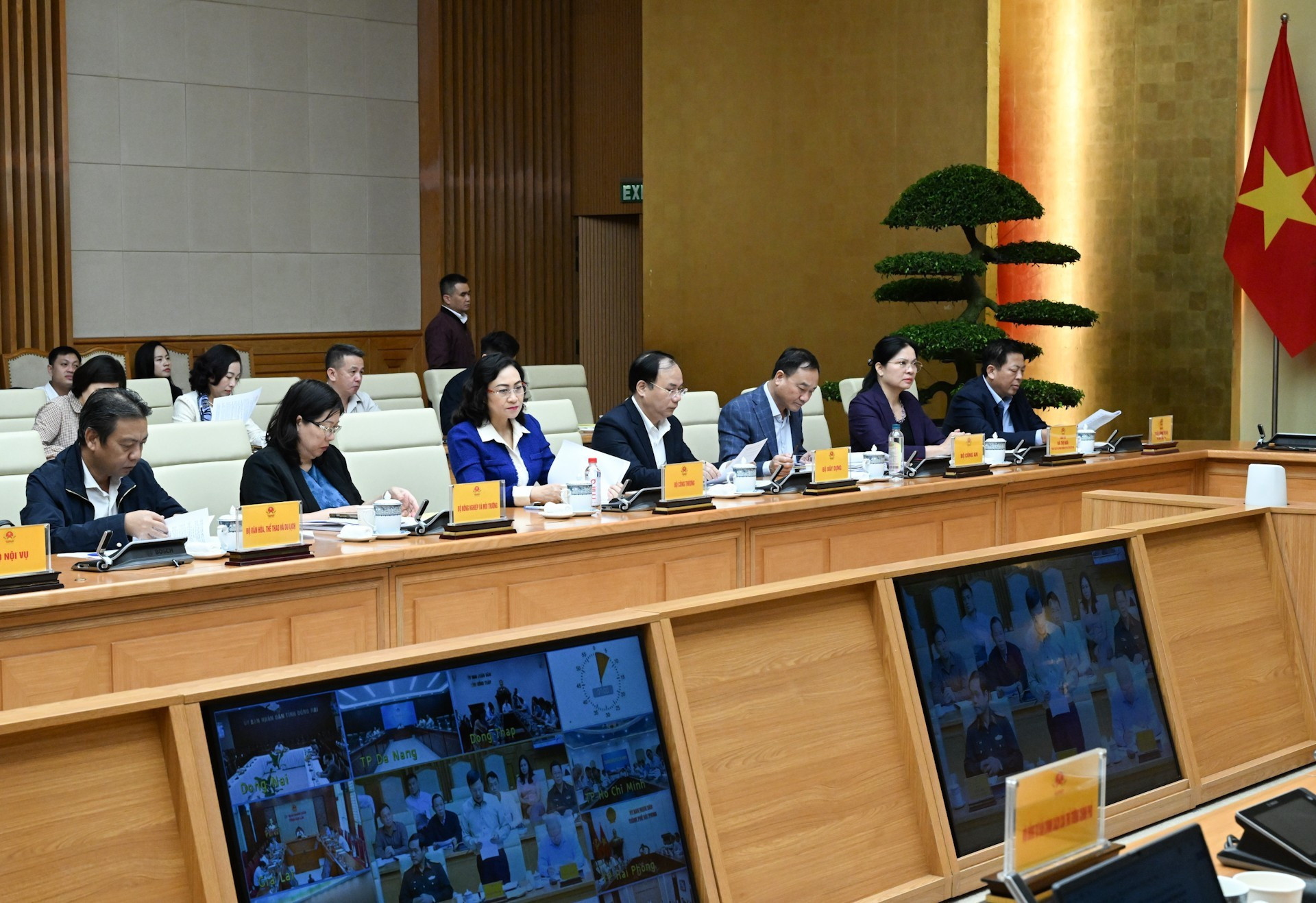 Участники Центрального руководящего комитета на заседании.