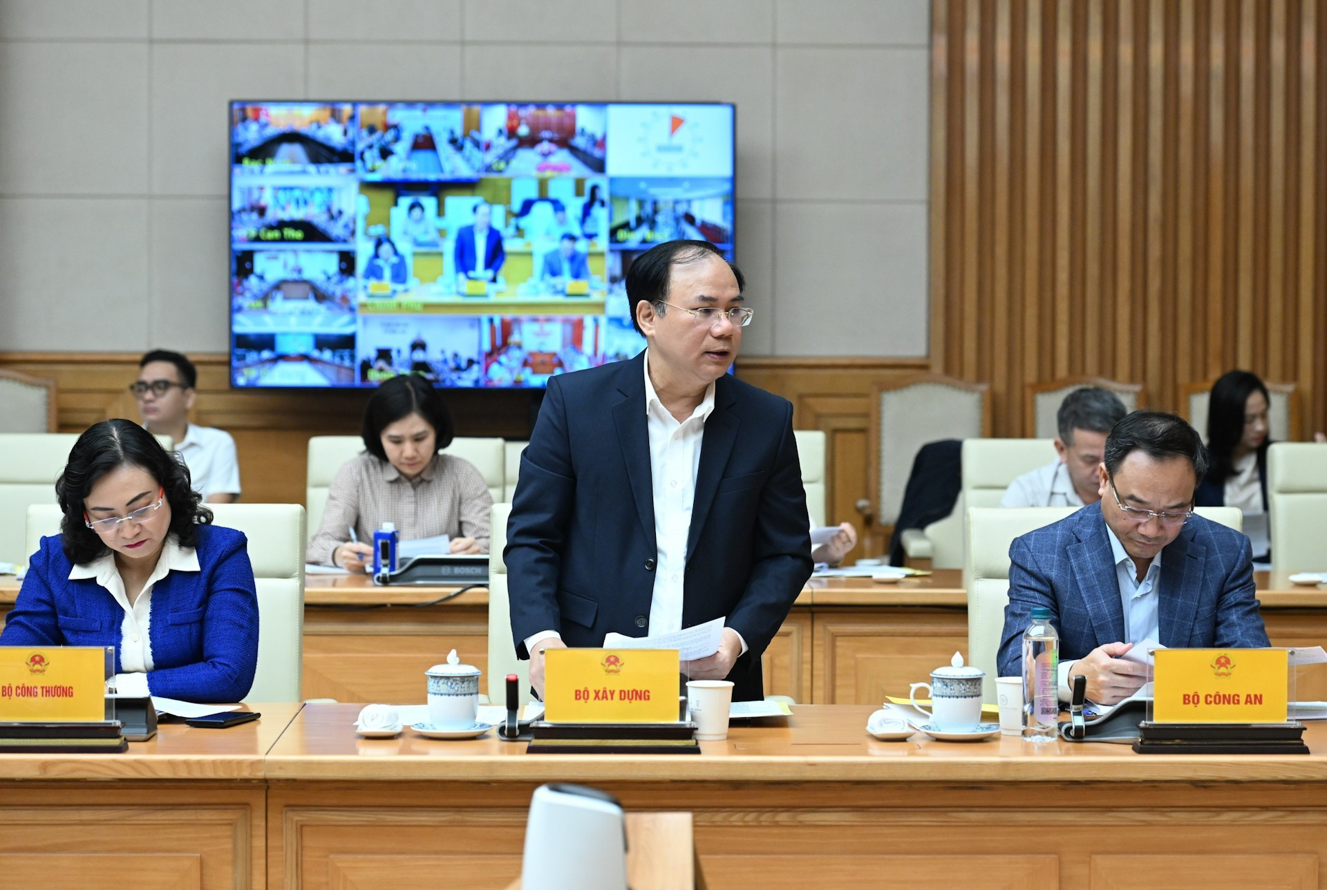 Заместитель министра строительства Нгуен Ван Шинь выступает с докладом.