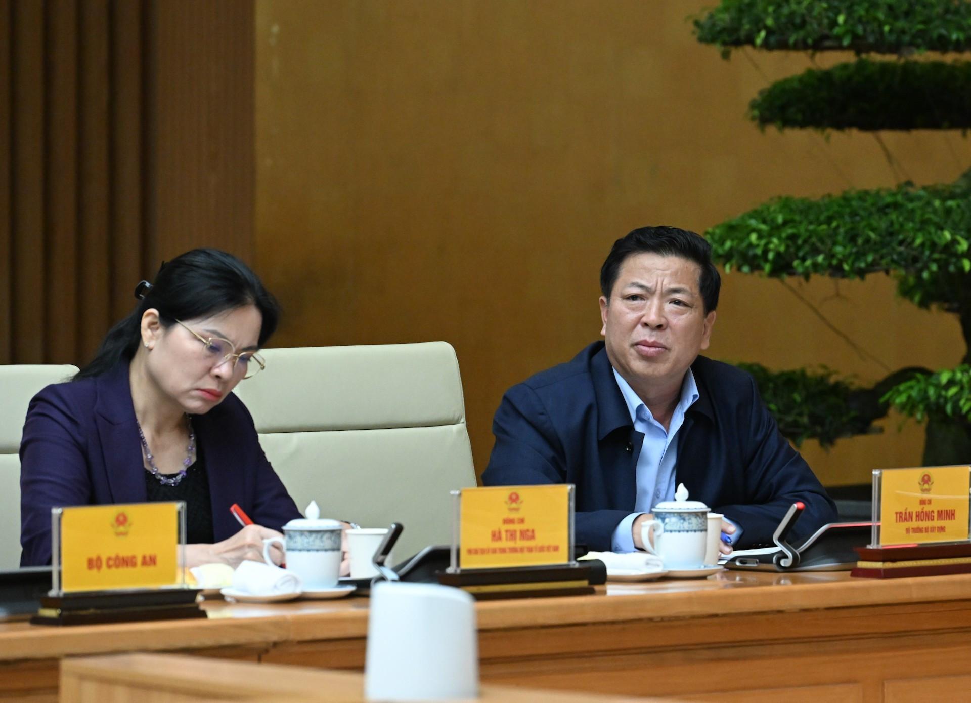 Министр строительства Чан Хонг Минь выступает с речью.