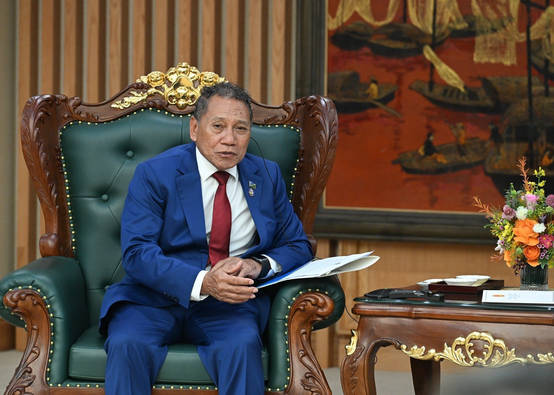 Министр иностранных дел и внешней торговли Соломоновых Островов Питер Шанел Аговака выступает с речью.