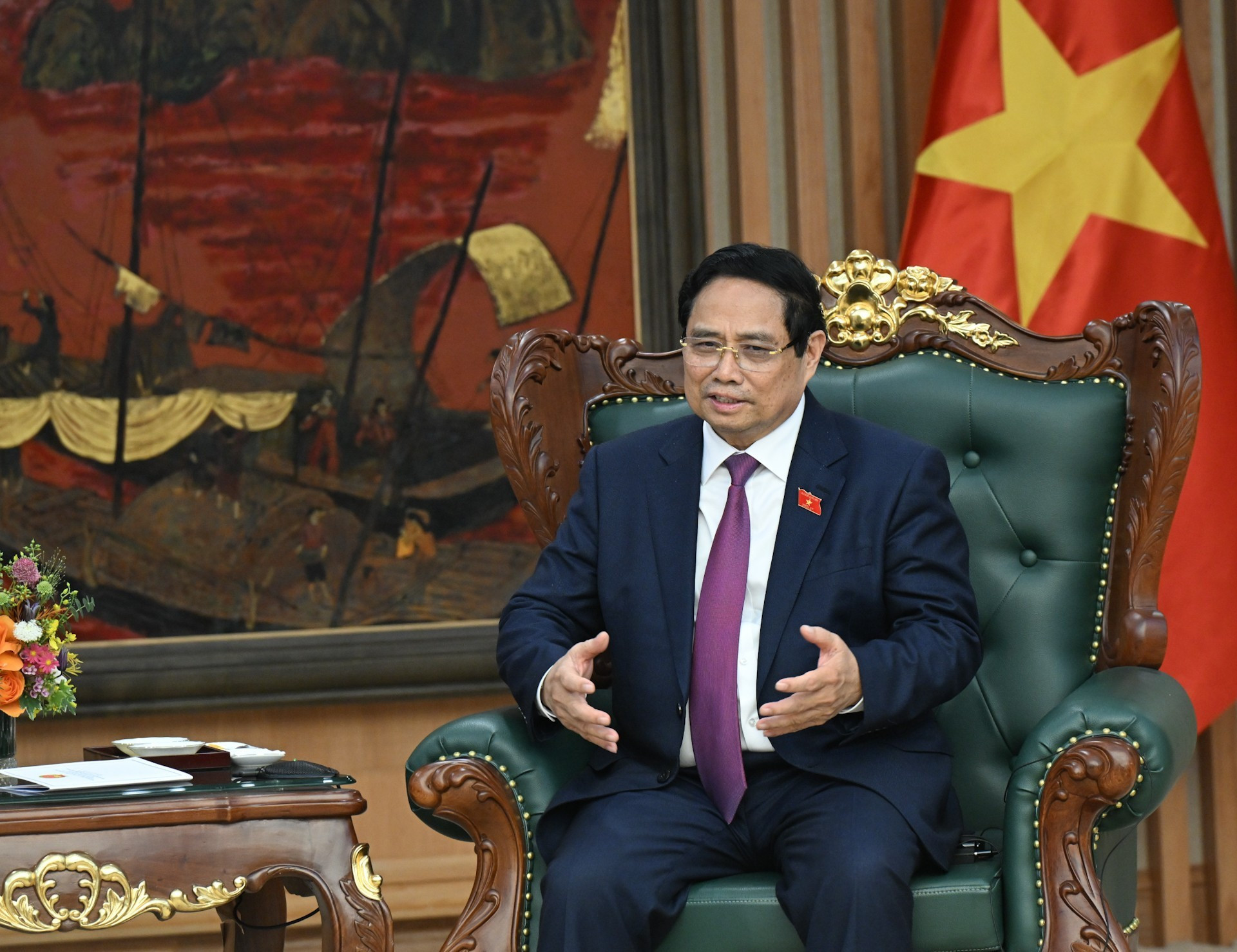 Премьер-министр Фам Минь Тьинь выступает на приеме.