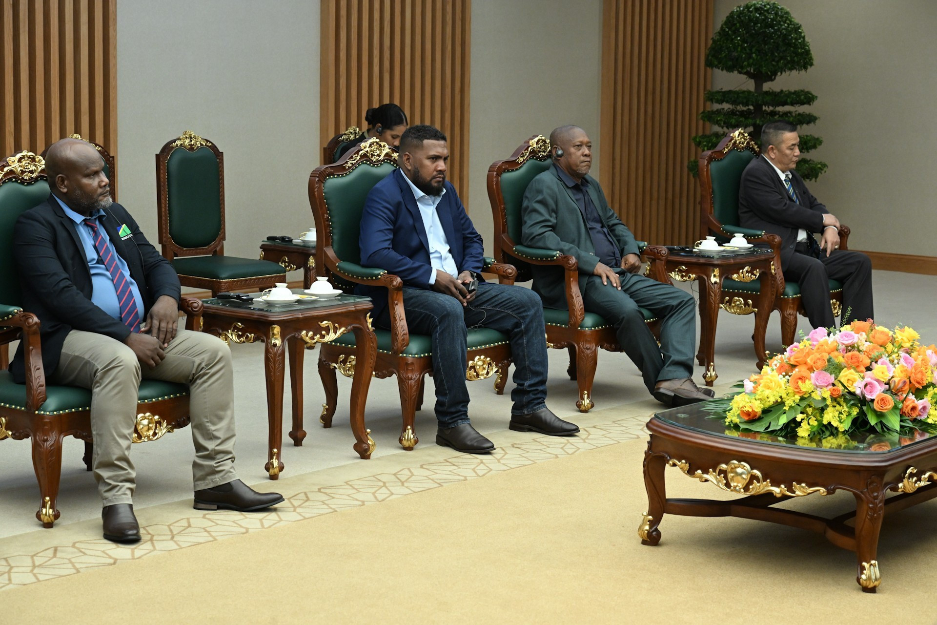 Члены делегации, сопровождающие Министра иностранных дел и внешней торговли Соломоновых Островов.