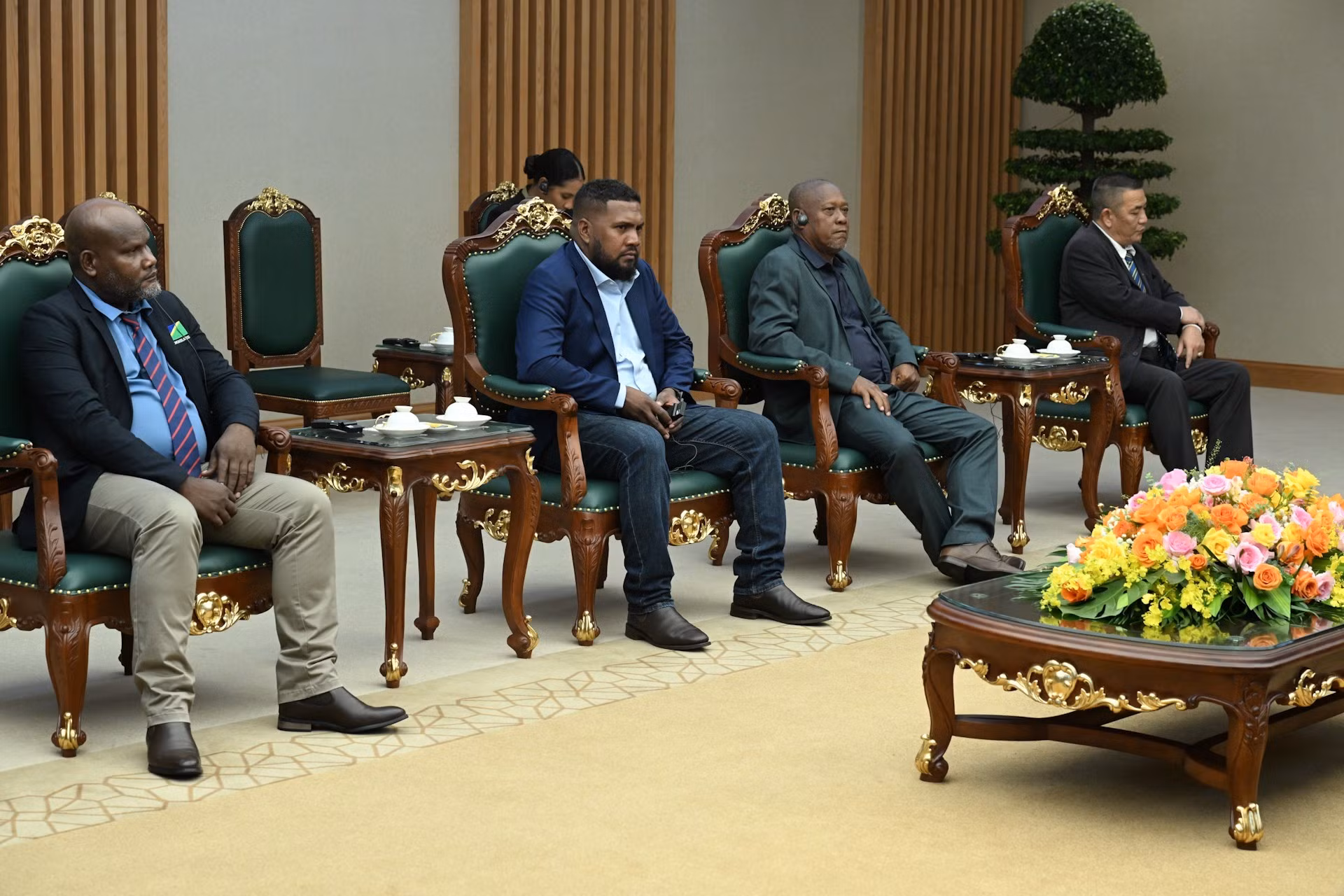 Члены делегации, сопровождающие Министра иностранных дел и внешней торговли Соломоновых Островов.