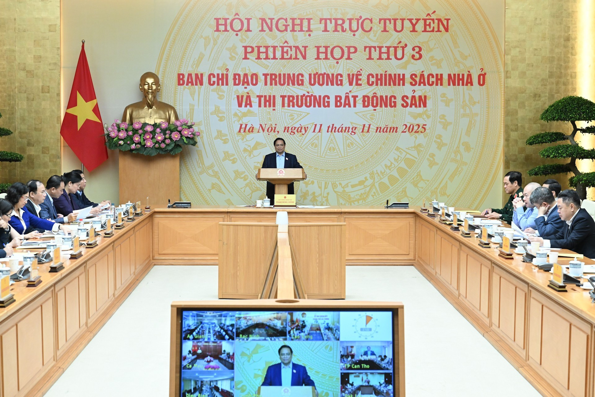 Премьер-министр Фам Минь Тьинь председательствует на заседании.