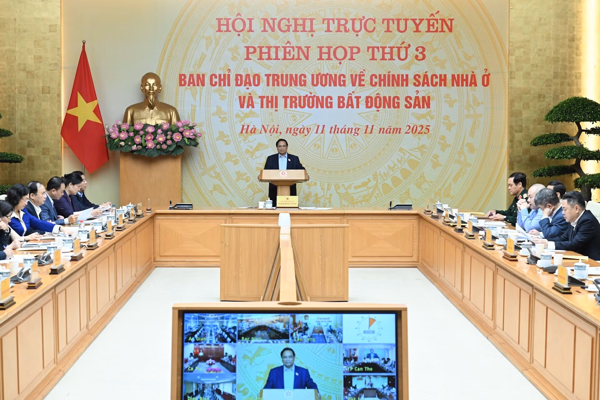 Премьер-министр Фам Минь Тьинь председательствует на заседании.