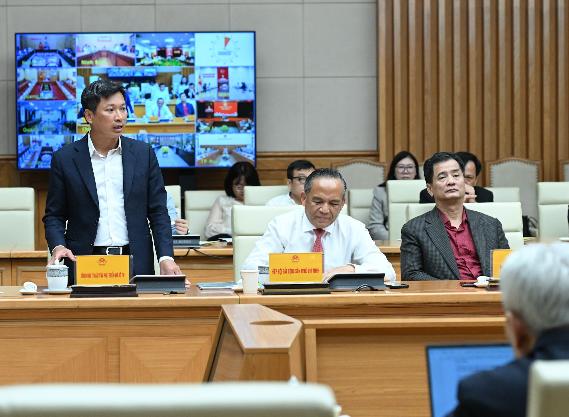 Представитель Корпорации по инвестированию и развитию городского жилья выступает на заседании.