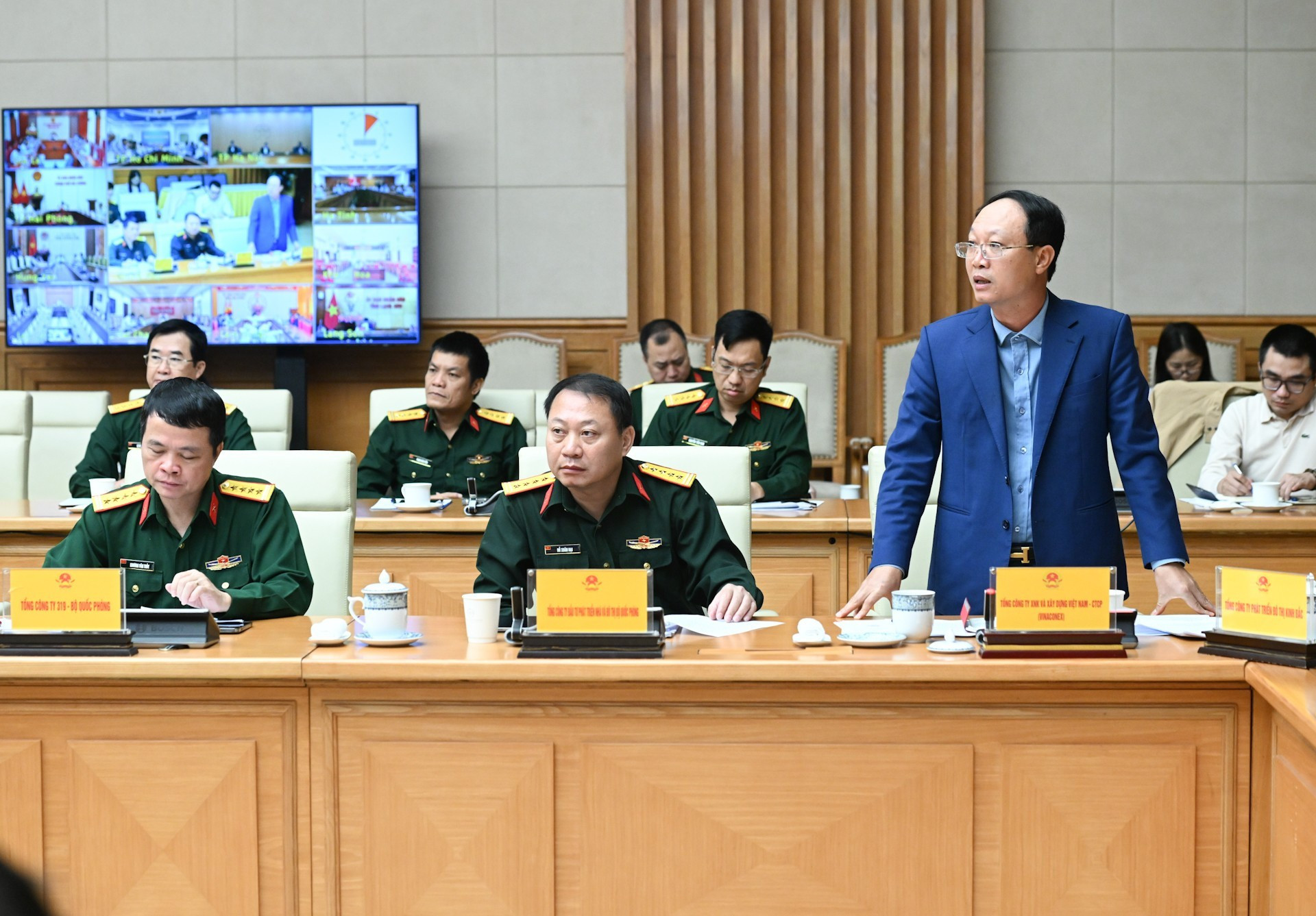 Выступает представитель Корпорации по экспорту-импорту и строительству Вьетнама.