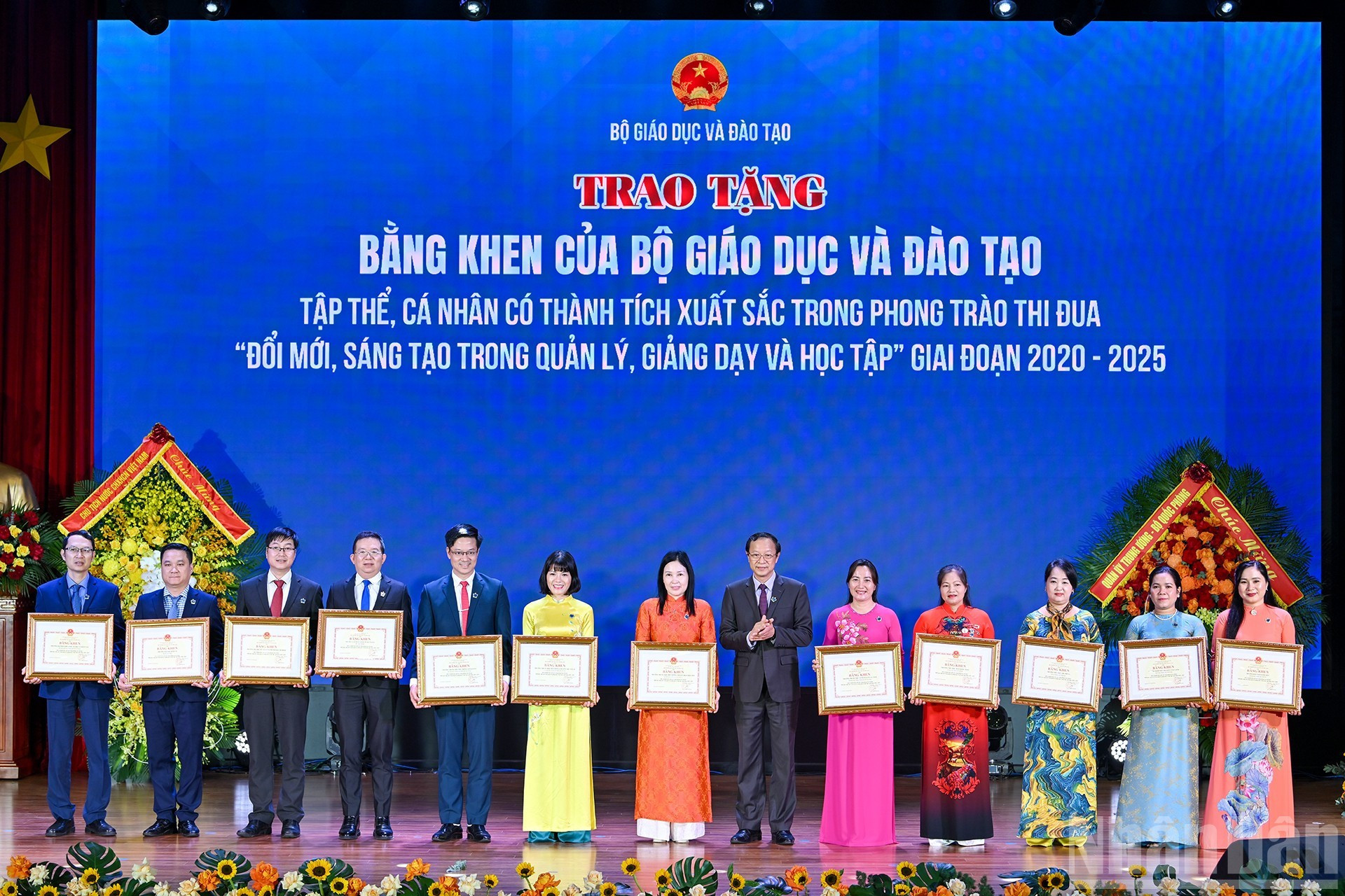 Постоянный заместитель министра образования и подготовки кадров Фам Нгок Тхыонг вручает почетные грамоты коллективам с выдающимися результатами в движении «Обновление и творчество в управлении, преподавании и обучении» в период 2020-2025 годов.