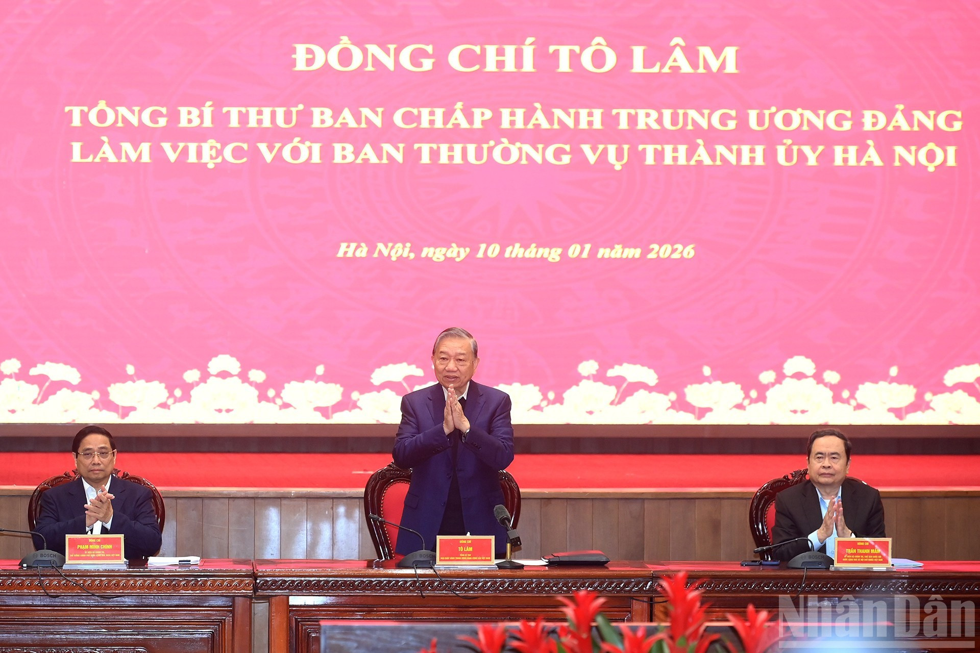 Генеральный секретарь ЦК КПВ То Лам, Премьер-министр Фам Минь Тьинь и Председатель Национального собрания Чан Тхань Ман совместно председательствуют на рабочей встрече.