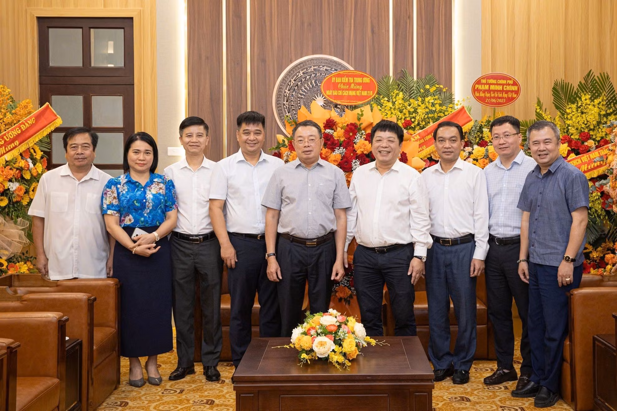 От имени руководства Контрольно-ревизионной комиссии ЦК КПВ член ЦК КПВ, Заместитель председателя Контрольно-ревизионной комиссии ЦК КПВ Хоанг Ван Ча вручил цветы и поздравил руководство, сотрудников, журналистов и редакторов газеты «Нянзан».