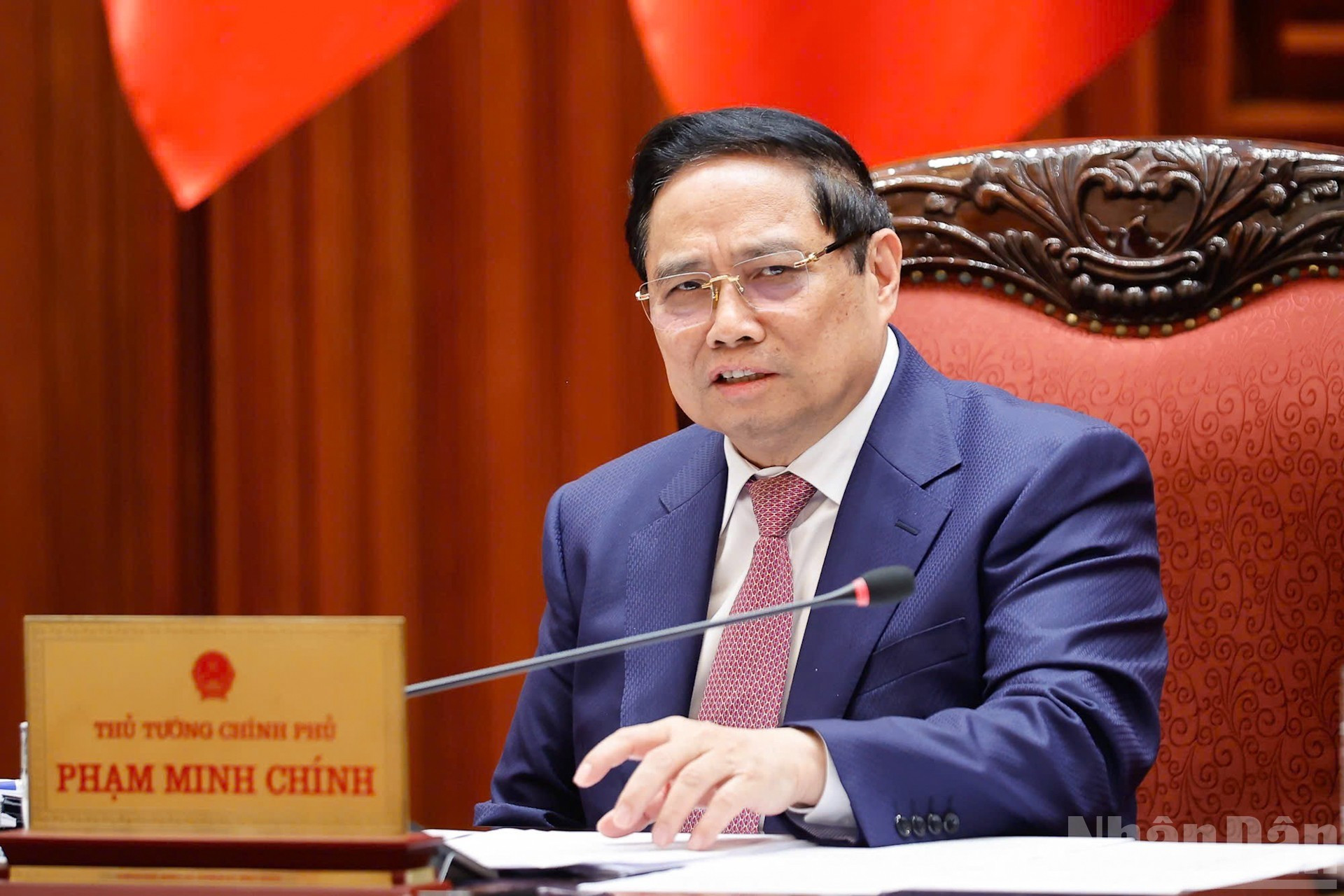 Премьер-министр Фам Минь Тьинь выступает с речью.