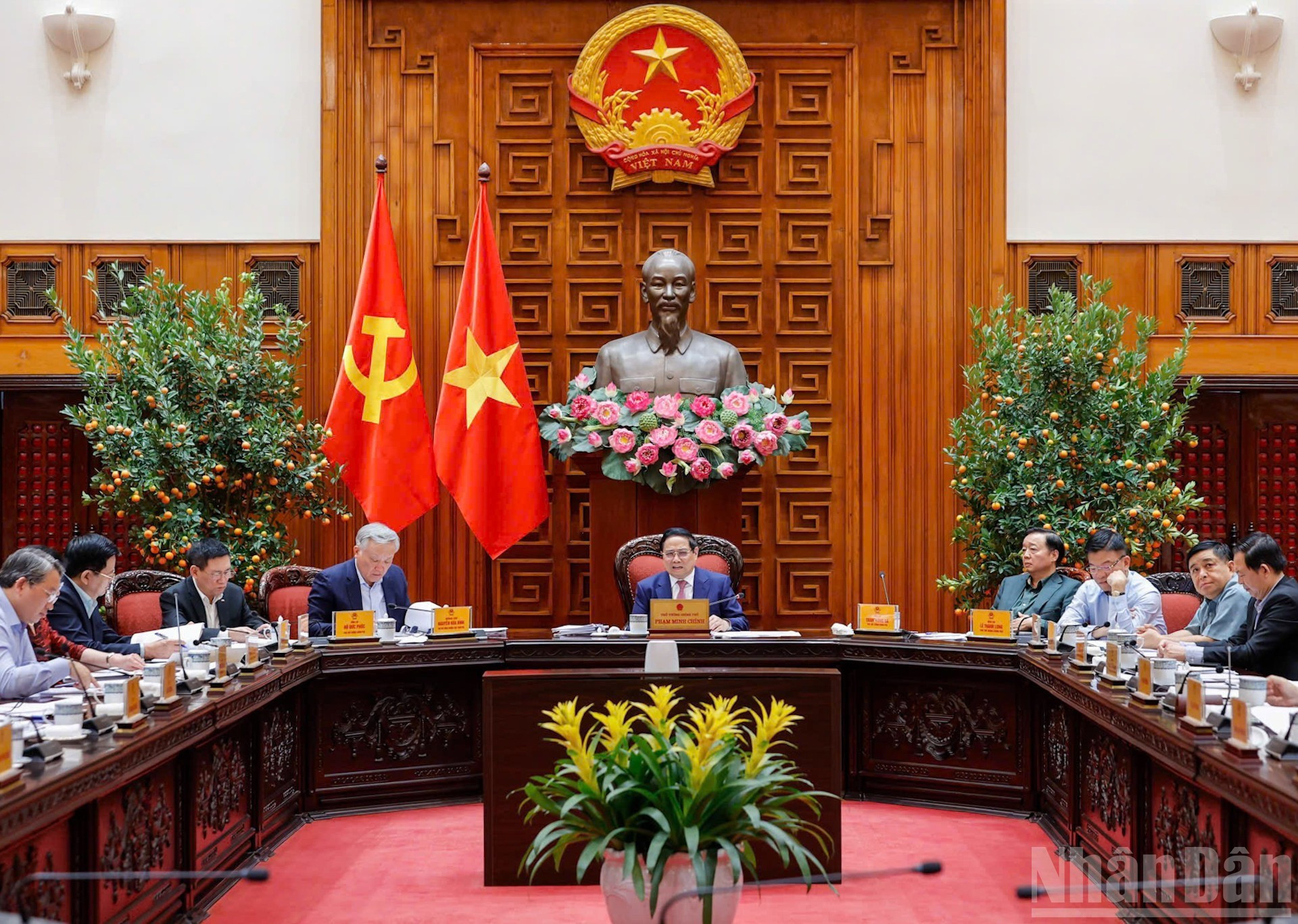 Премьер-министр Фам Минь Тьинь выступает на заседании Постоянного комитета Правительства.