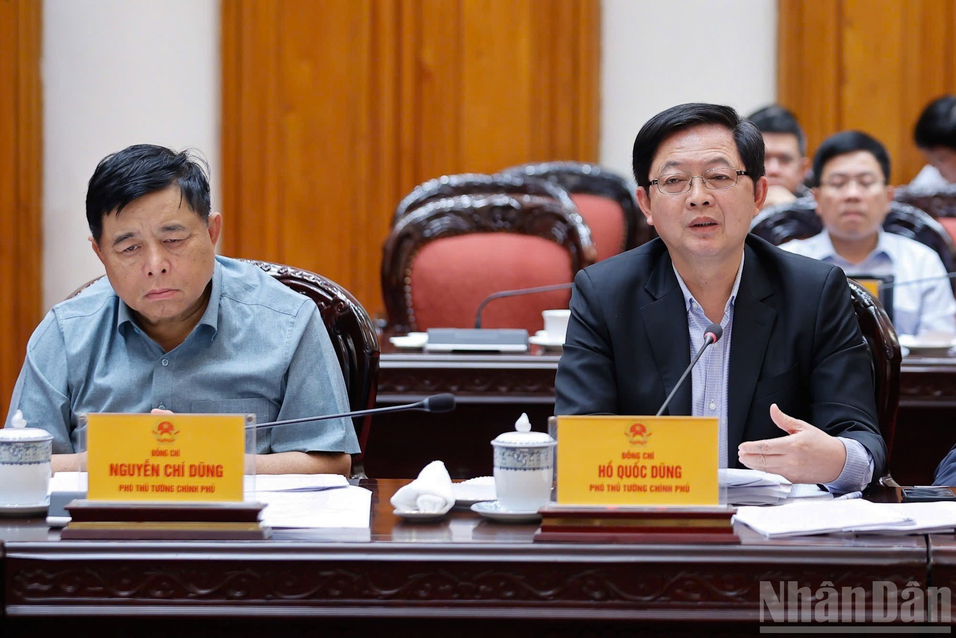 Вице-премьер Хо Куок Зунг выступает на заседании.