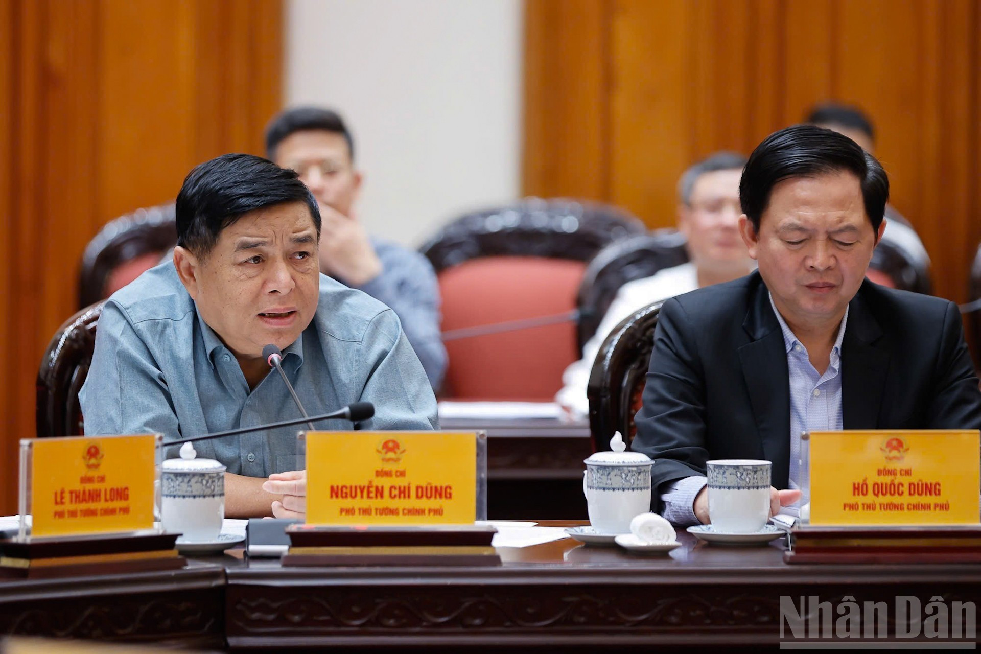 Вице-премьер Нгуен Тьи Зунг выступает на заседании. 