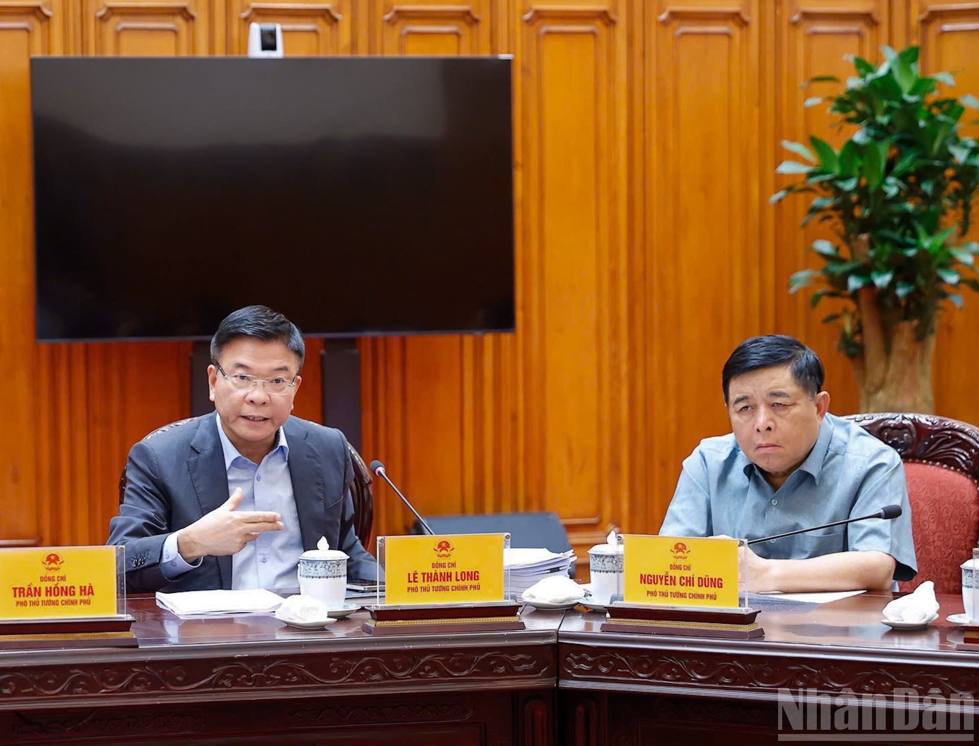 Вице-премьер Ле Тхань Лонг выступает на заседании.