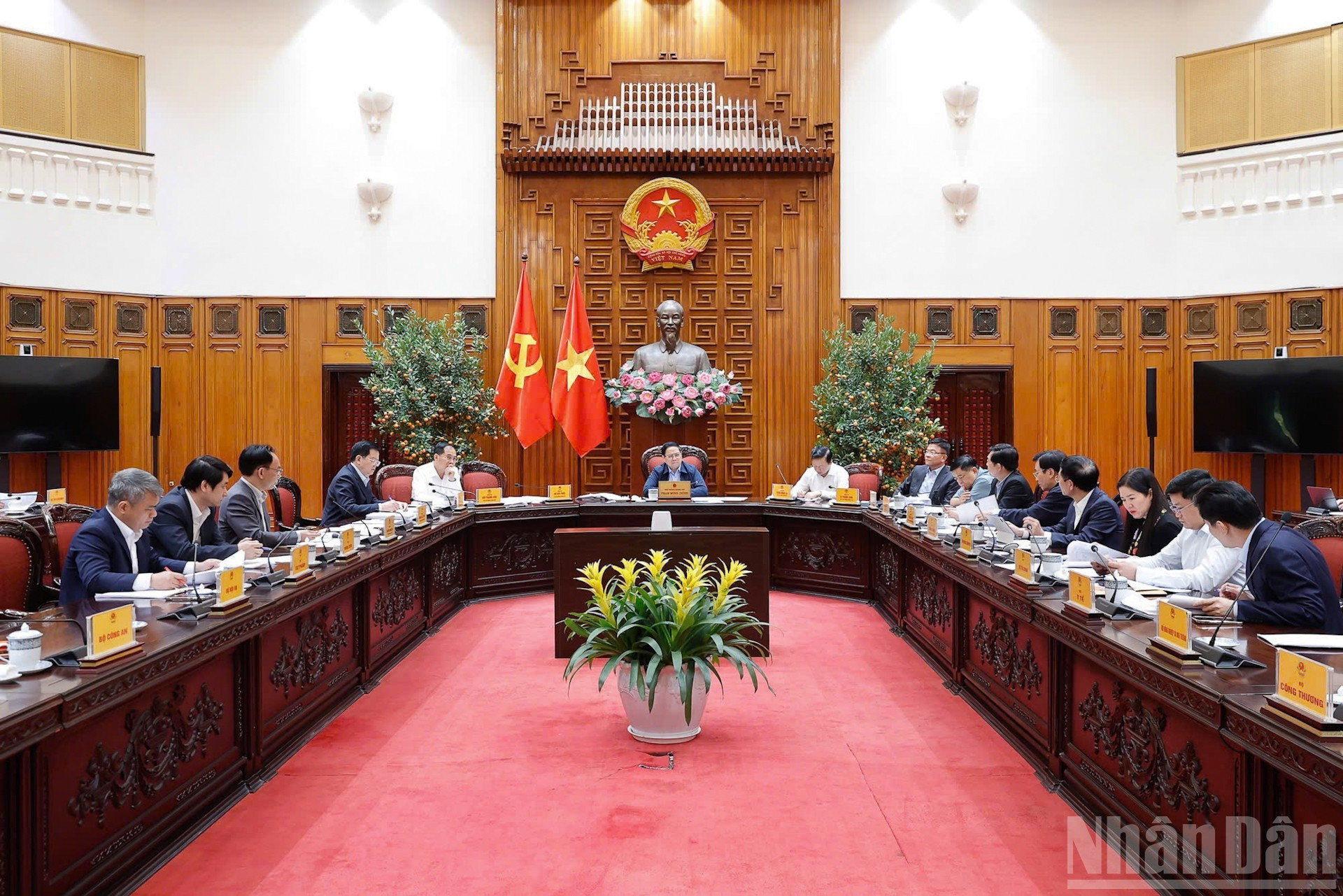 Премьер-министр Фам Минь Тьинь председательствует на заседании Постоянного комитета Правительства.