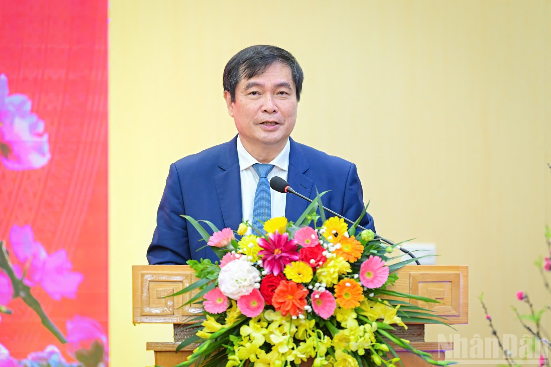 Товарищ Фан Суан Тхюи, Заместитель заведующего Отделом ЦК КПВ по пропаганде, политическому воспитанию и работе с народными массами, выступает с заключительным словом на пресс-брифинге.