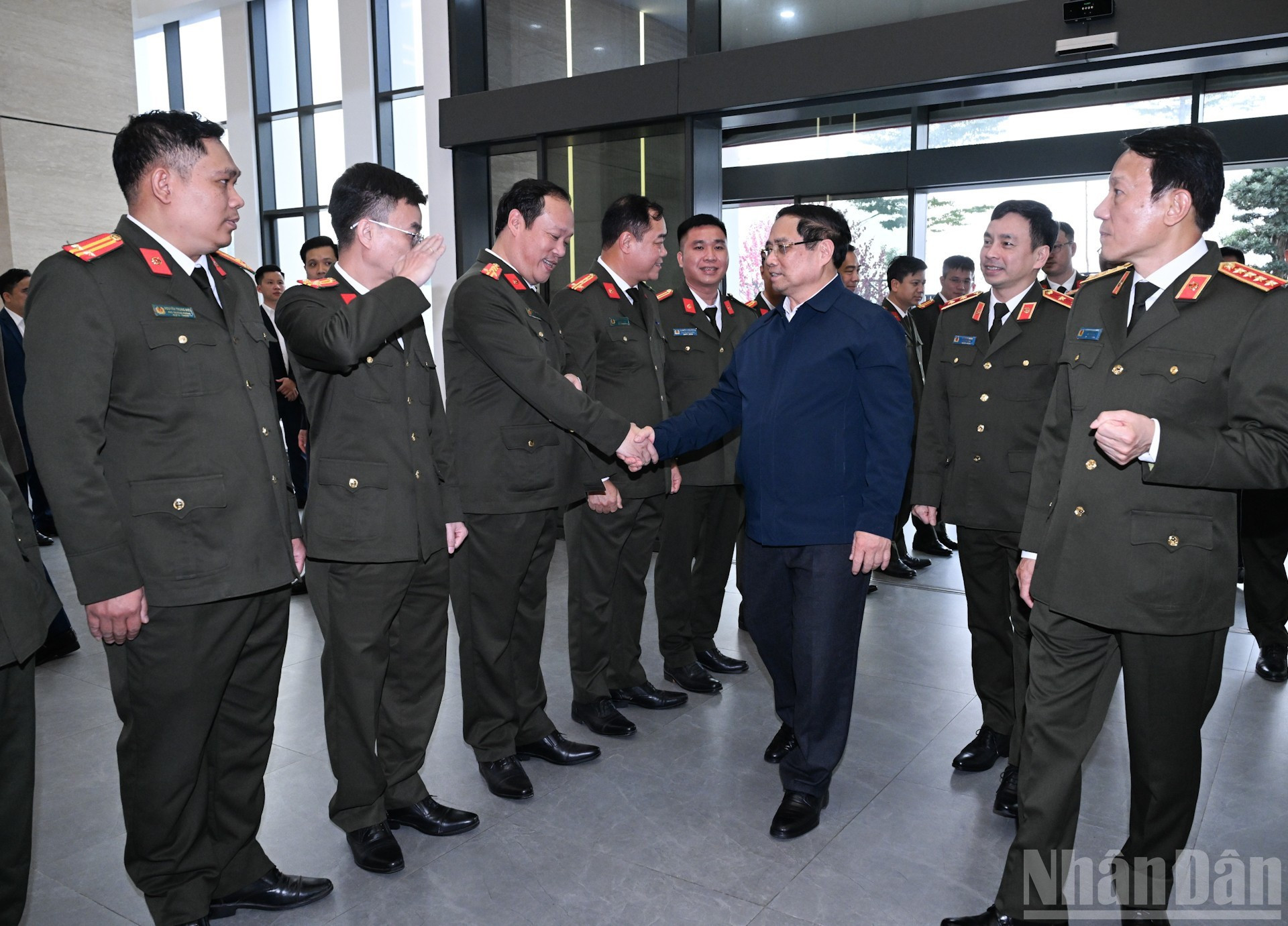 Премьер-министр Фам Минь Тьинь поздравляет с Тэтом офицеров и сотрудников Управления кибербезопасности и противодействия преступлениям с использованием высоких технологий (Министерство общественной безопасности).