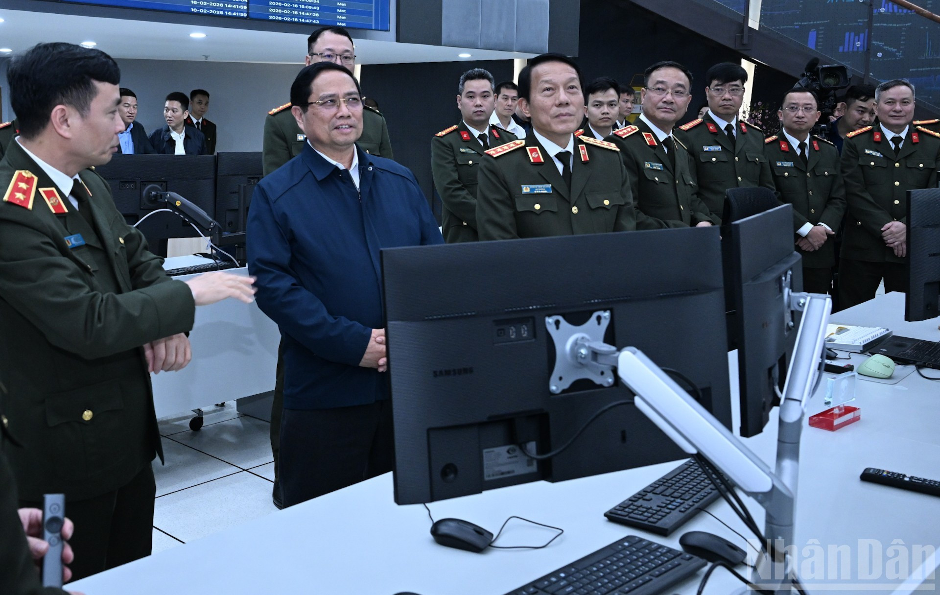 Премьер-министр Фам Минь Тьинь поздравляет с Тэтом офицеров и сотрудников Управления кибербезопасности и противодействия преступлениям с использованием высоких технологий (Министерство общественной безопасности).