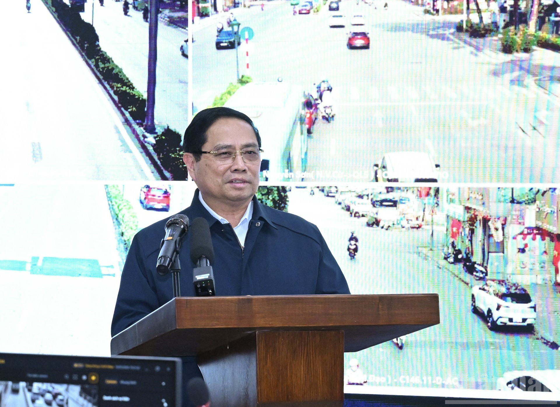 Премьер-министр Фам Минь Тьинь поздравляет с Тэтом силы дорожной полиции.