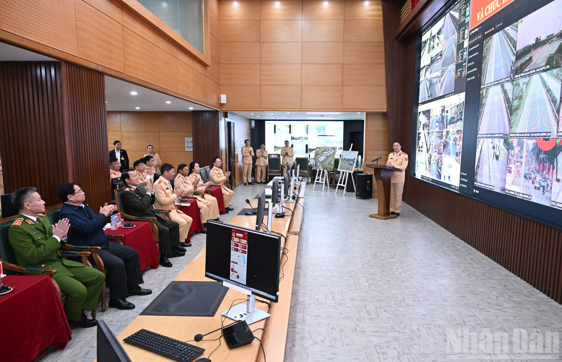 Премьер-министр Фам Минь Тьинь и делегаты на мероприятии.