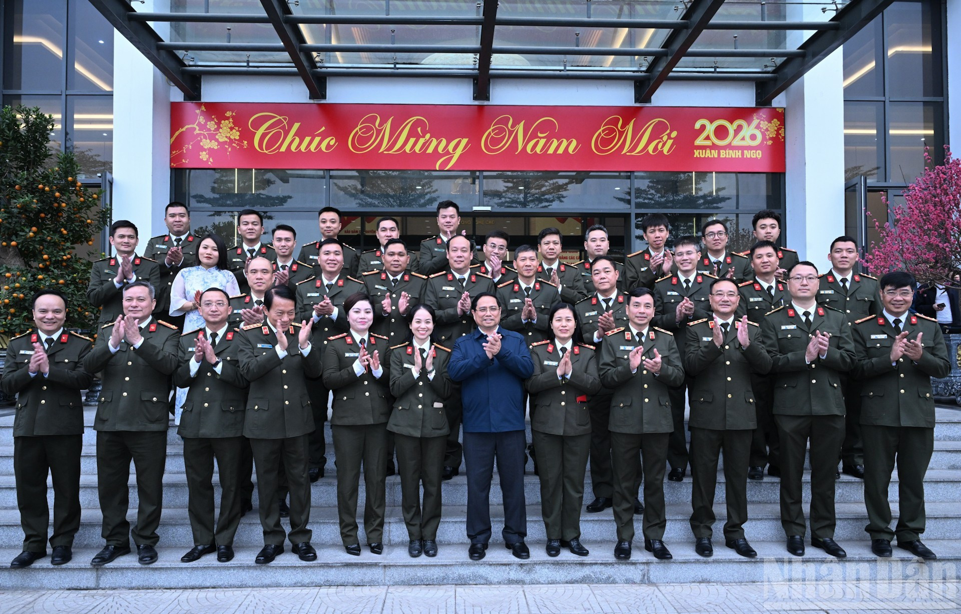 Премьер-министр Фам Минь Тьинь вместе с руководством Министерства общественной безопасности и офицерами, сотрудниками Управления кибербезопасности и противодействия преступлениям с использованием высоких технологий.