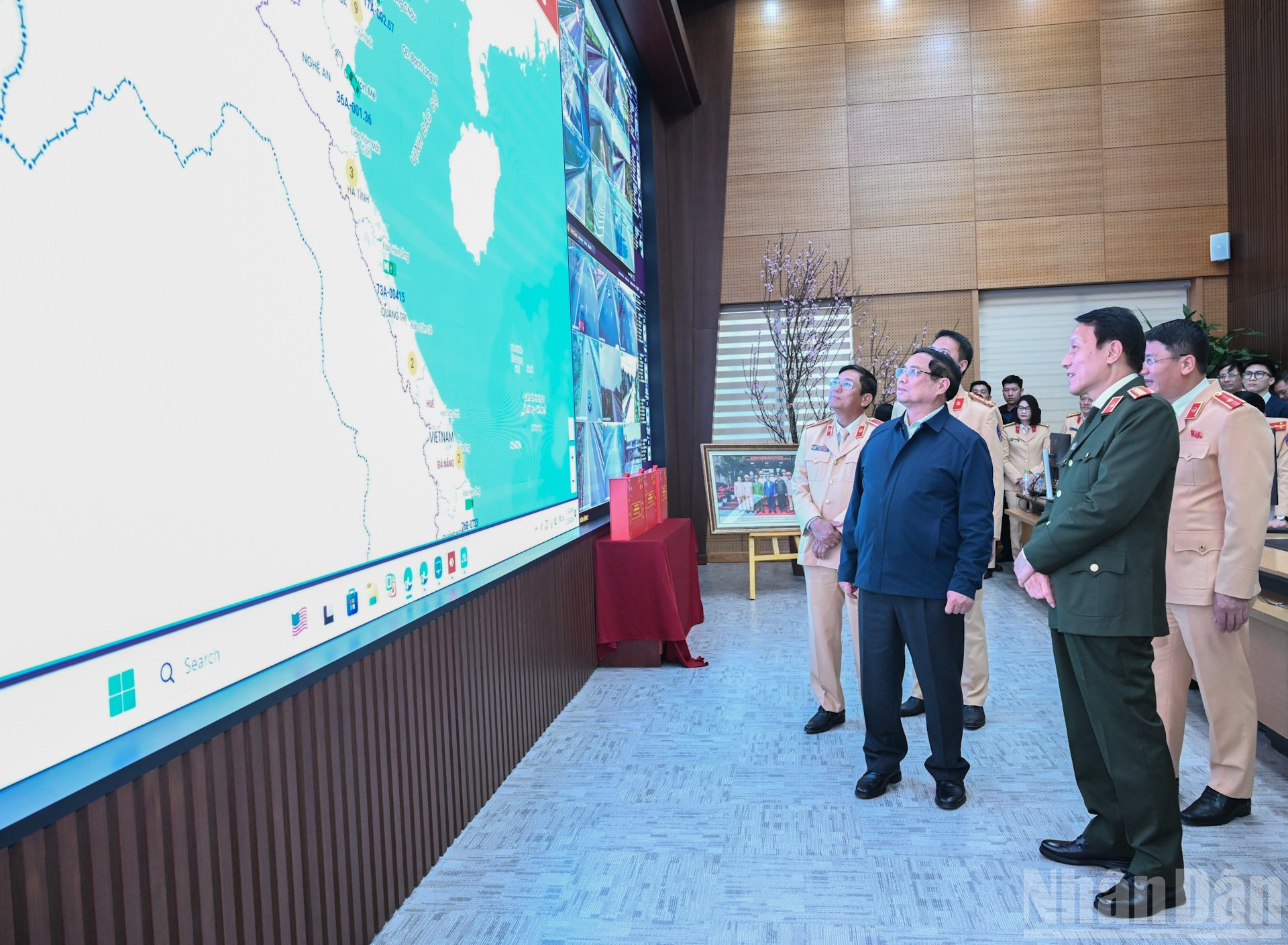 Премьер-министр Фам Минь Тьинь проверяет работу по обеспечению безопасности дорожного движения силами дорожной полиции.