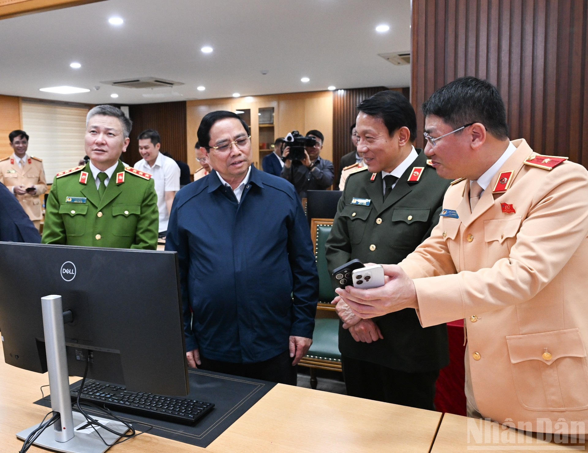 Премьер-министр Фам Минь Тьинь выполнил операцию отправки новогоднего поздравительного сообщения участникам дорожного движения через транспортное приложение.