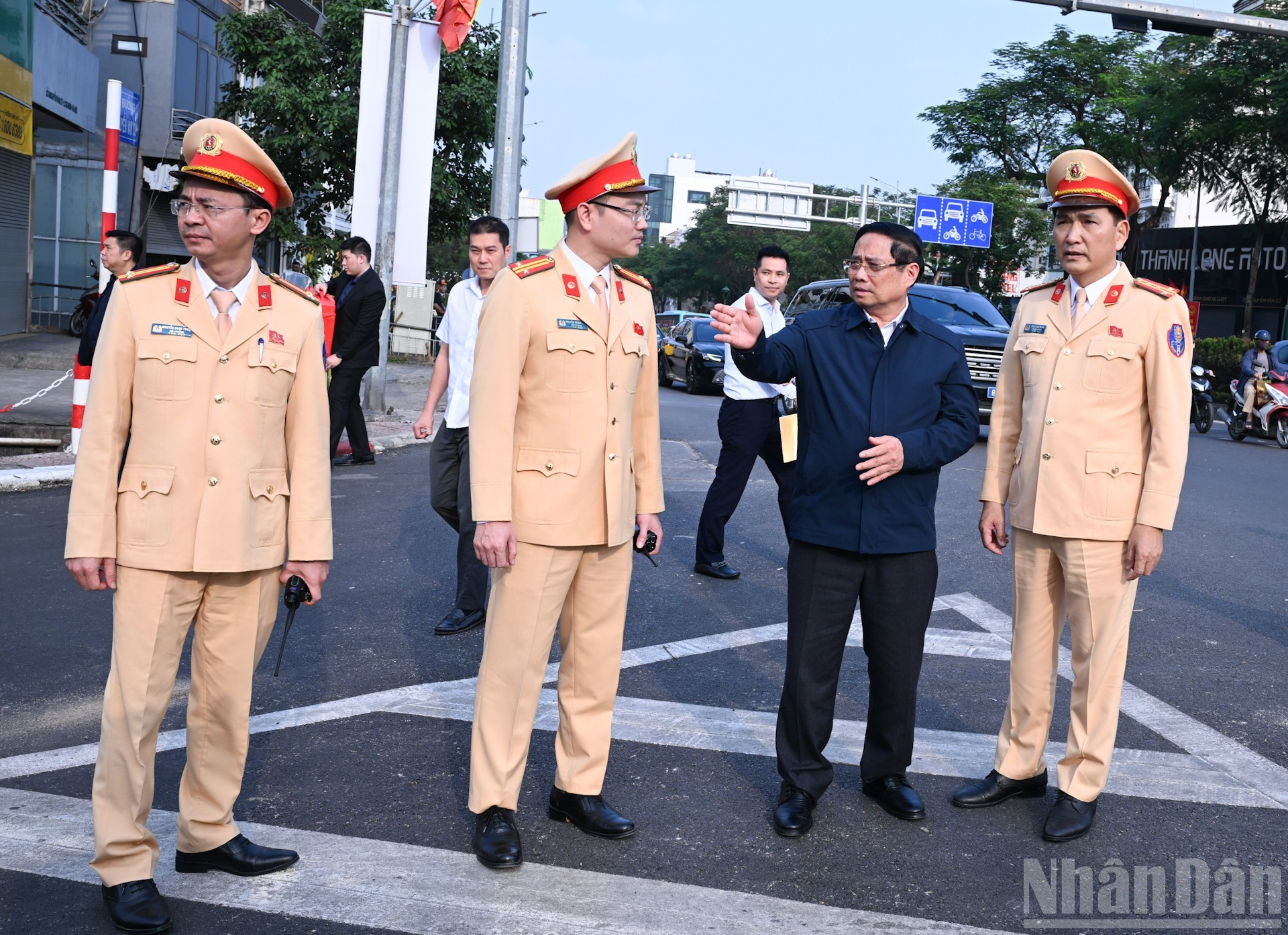 Премьер-министр Фам Минь Тьинь проверяет работу по обеспечению безопасности дорожного движения на транспортной развязке Нгуенванкы – Нгоктхюи (город Ханой).