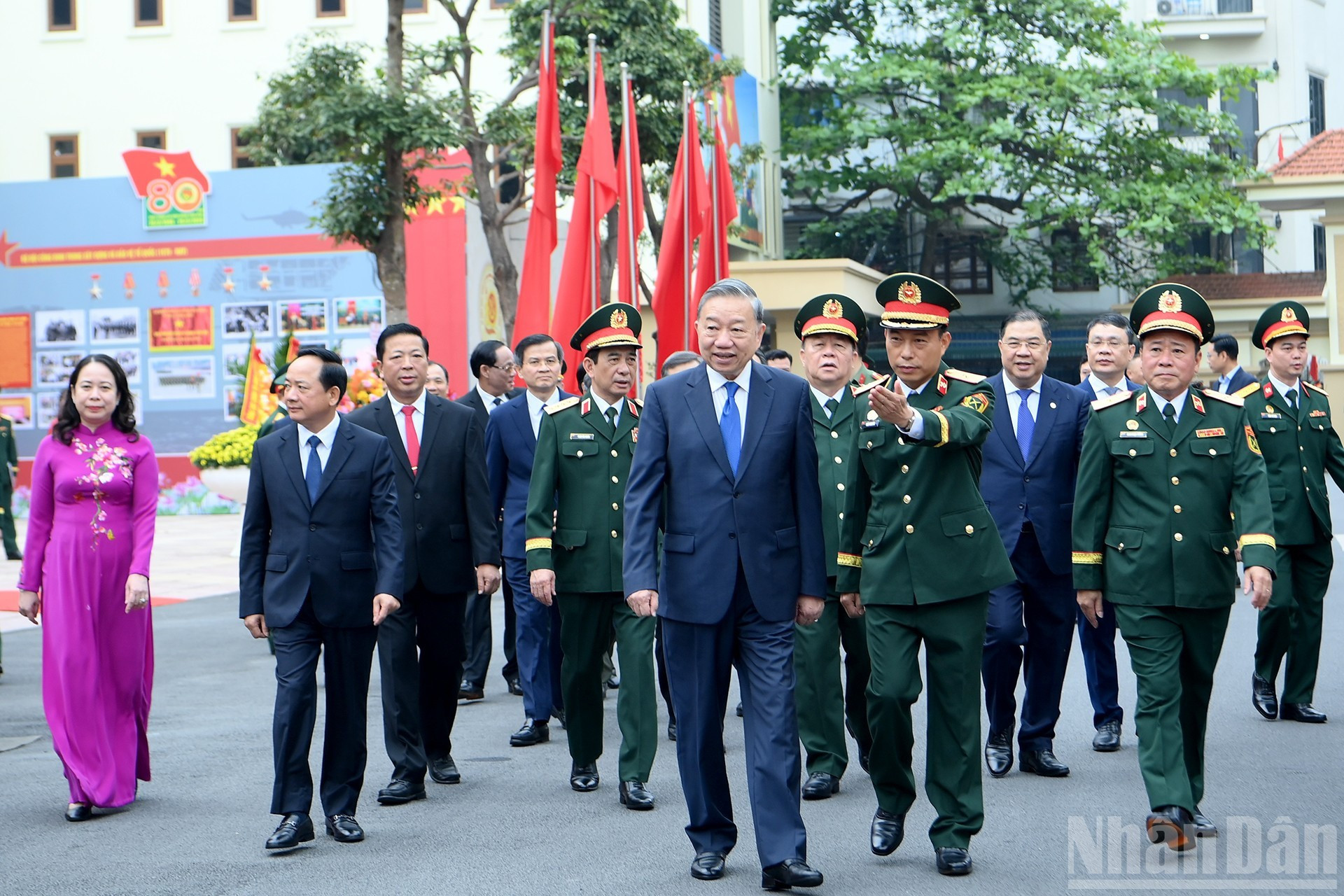 Генеральный секретарь ЦК КПВ То Лам и делегаты принимают участие в церемонии.