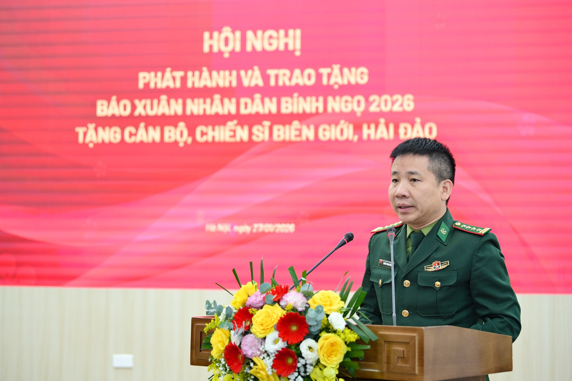 Полковник Нгуен Чунг Киен, Заместитель председателя Контрольно-ревизионной комиссии Парткома Пограничных войск, выступает на конференции.