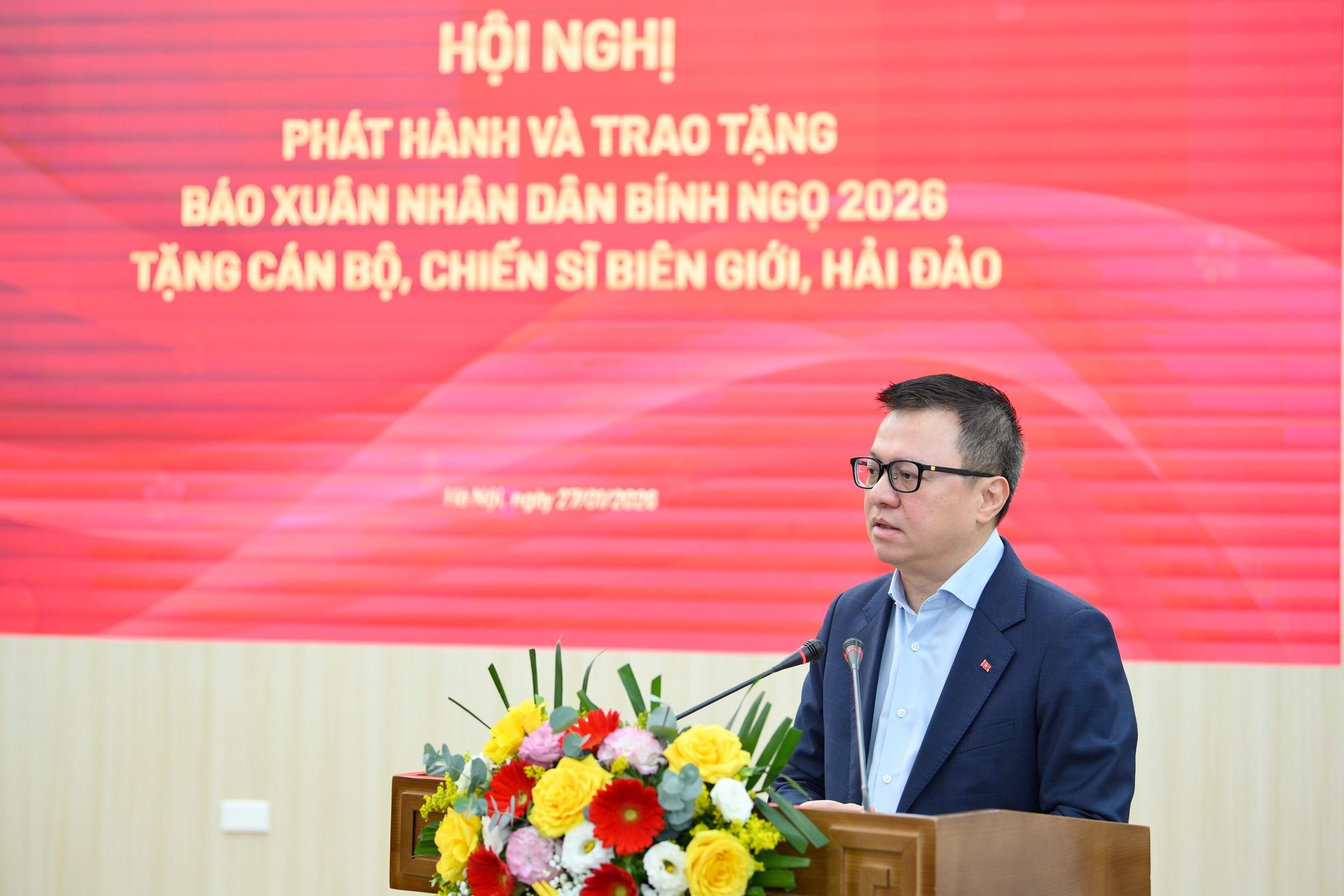 Товарищ Ле Куок Минь рассказывает о значении деятельности по вручению весеннего номера газеты.