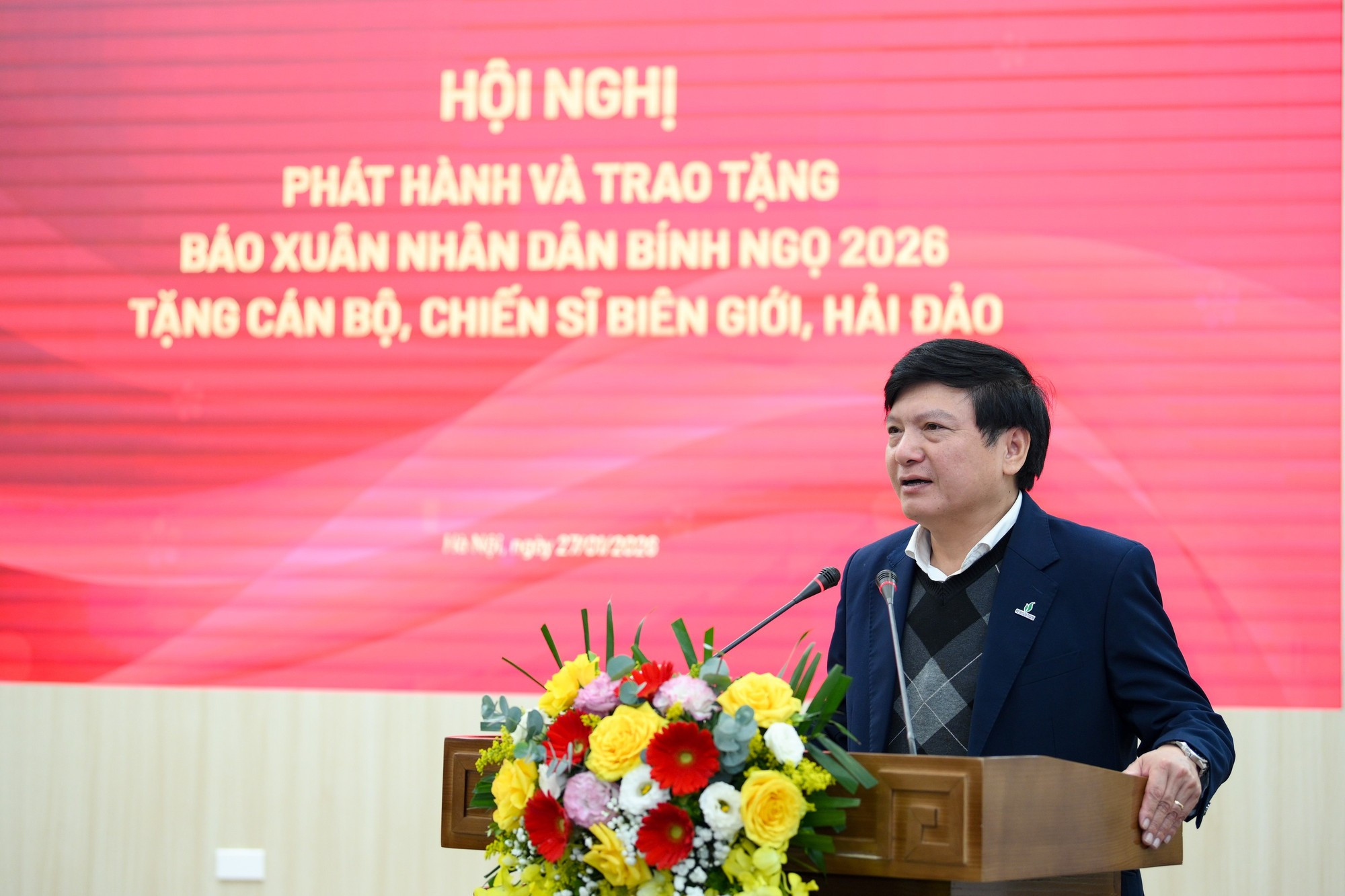 Ответственный за Отдел пропаганды, политического воспитания и работы с народными массами Парткома Национальной энергетической промышленной группы Вьетнама Ле Ань Тиен выступает на конференции.