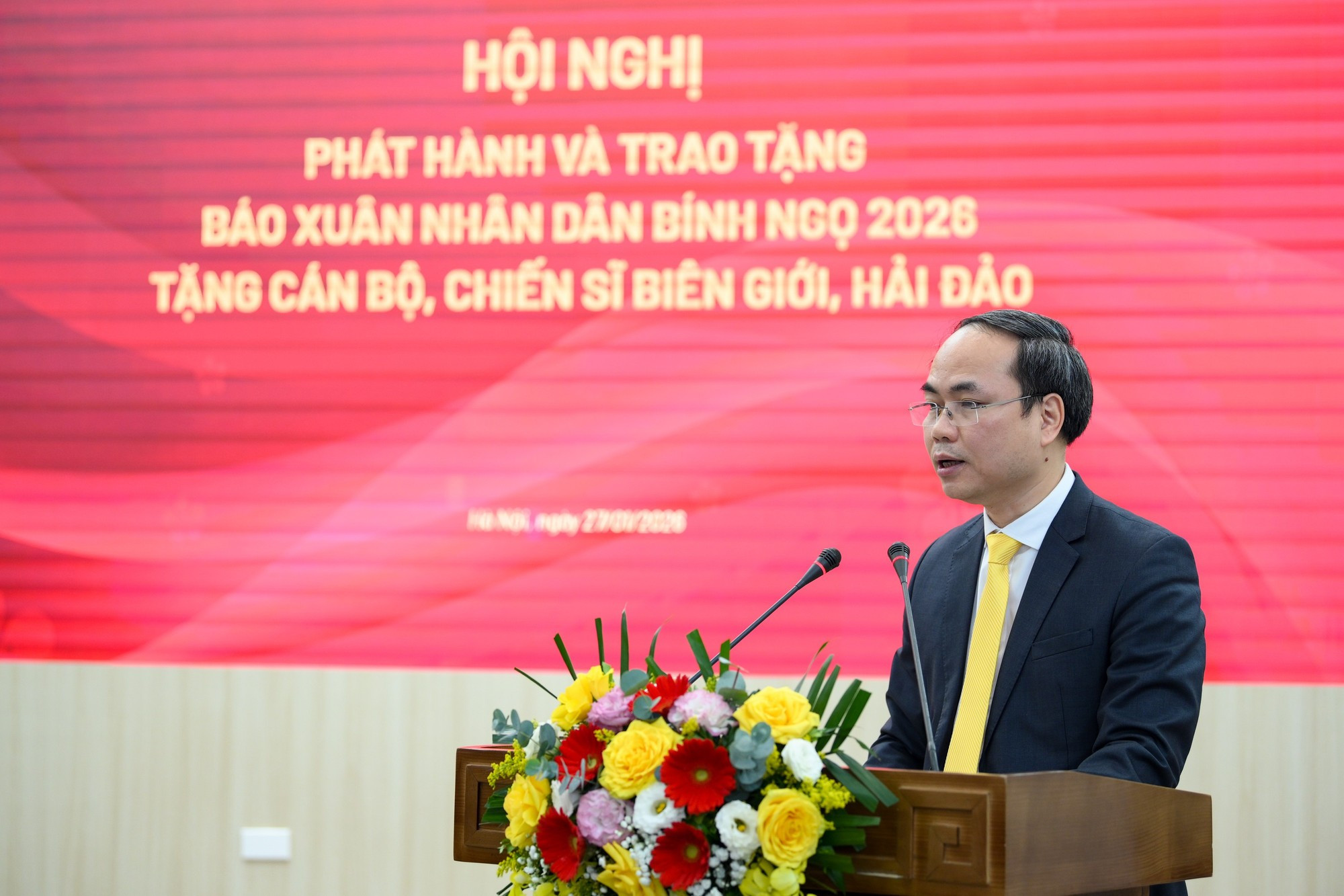 Заместитель генерального директора Почты Вьетнама Нгуен Куанг Хай выступает на конференции.