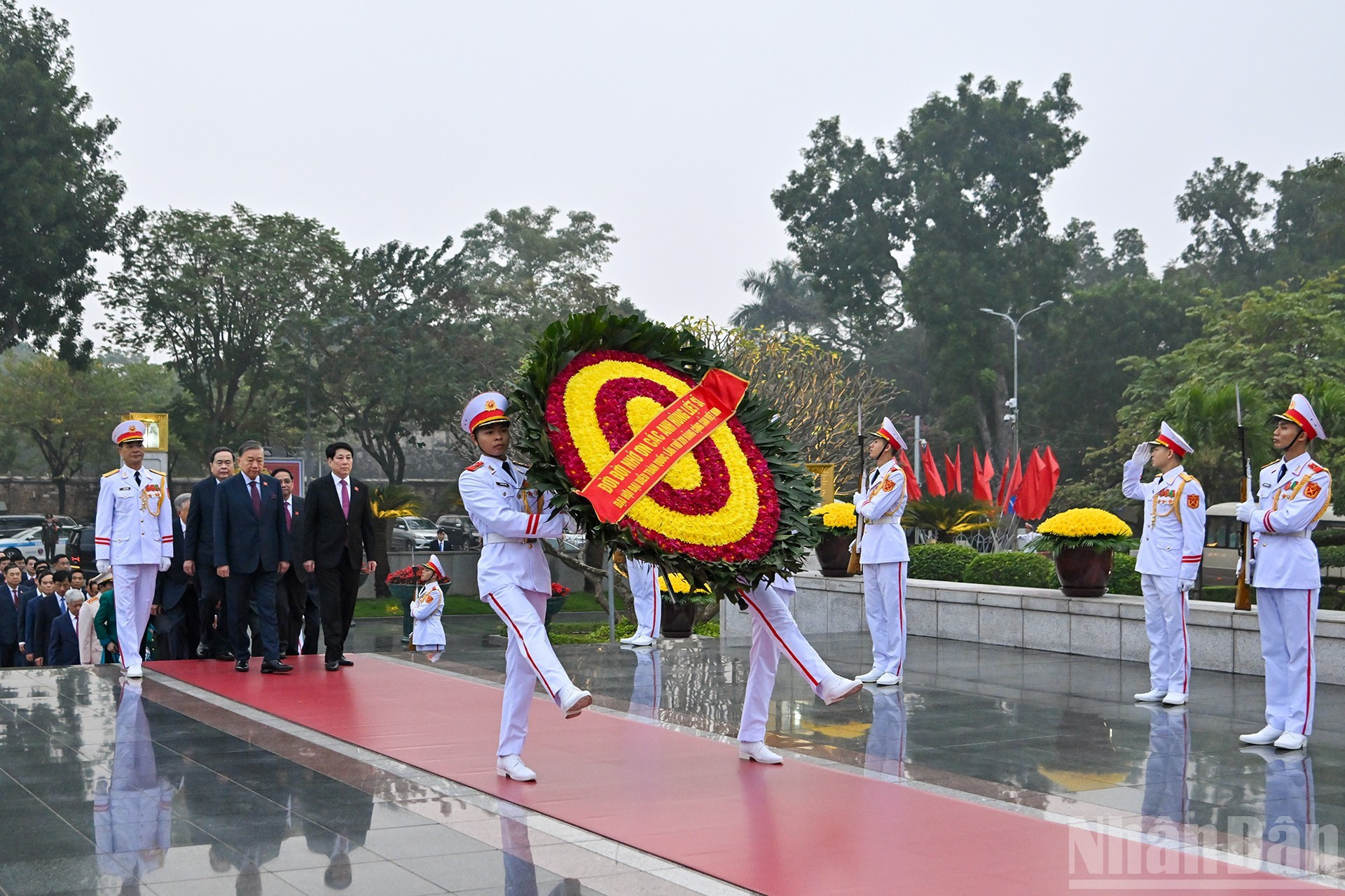 Генеральный секретарь ЦК КПВ То Лам, Президент Лыонг Кыонг, руководители Партии и Государства, делегаты возлагают цветы в память о павших героях у Памятника павшим героям на улице Бакшон.