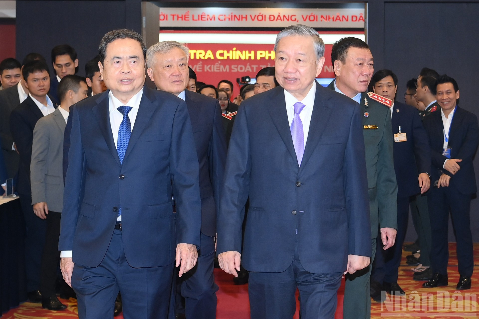 Генеральный секретарь ЦК КПВ То Лам и Председатель Национального собрания Чан Тхань Ман принимают участие в мероприятии.