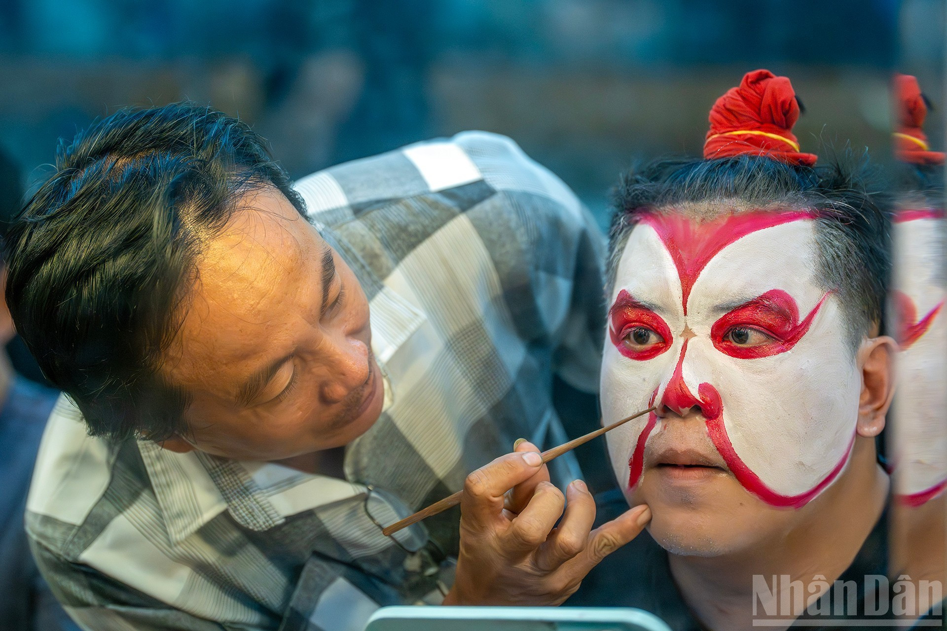 Каждый актер разукрашивает свое лицо самостоятельно, следуя установленным нормам масок персонажей и рекомендациям старшего поколения.
